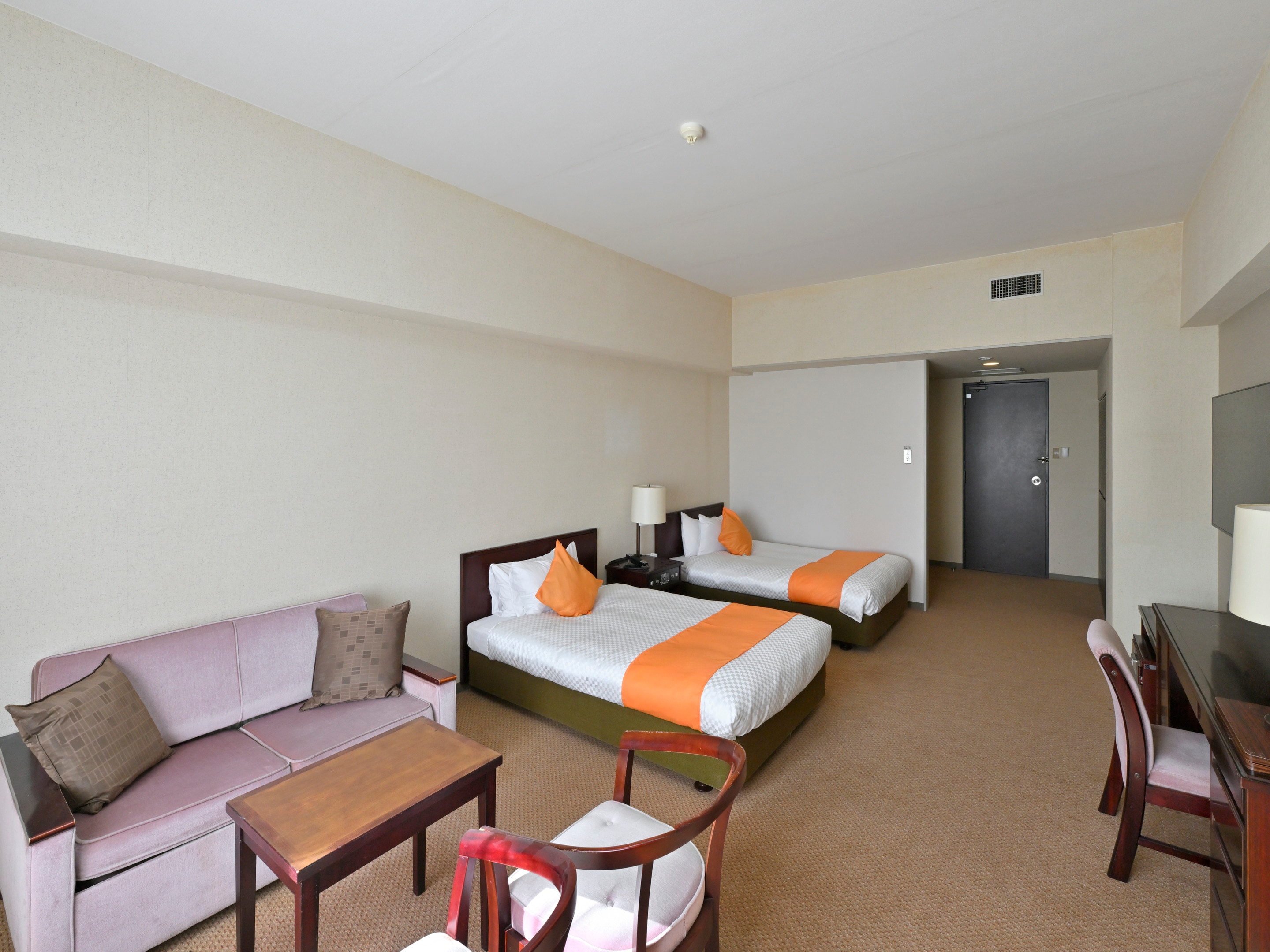 Modern Western-style room, 35 square meters, with mountain view.