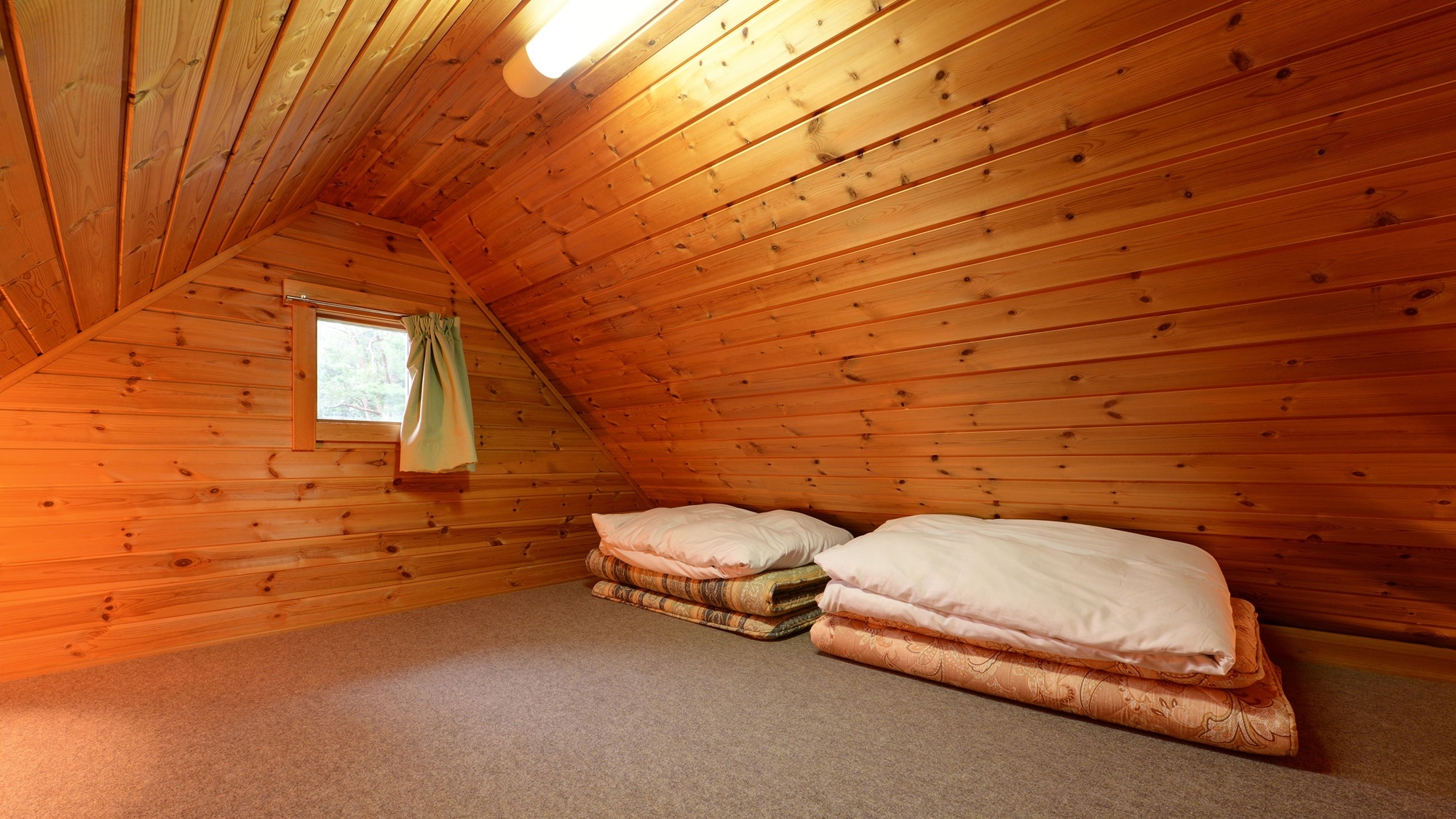 *[Log House/N] There are two lofts, and you can also lay out your futons separately.