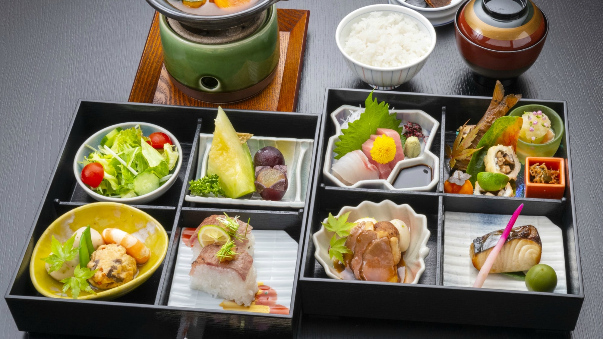 Omomori Plan [Autumn / Winter Supper Example] Please enjoy the "luxury jubako bento" packed with items carefully selected by the chef in your room.