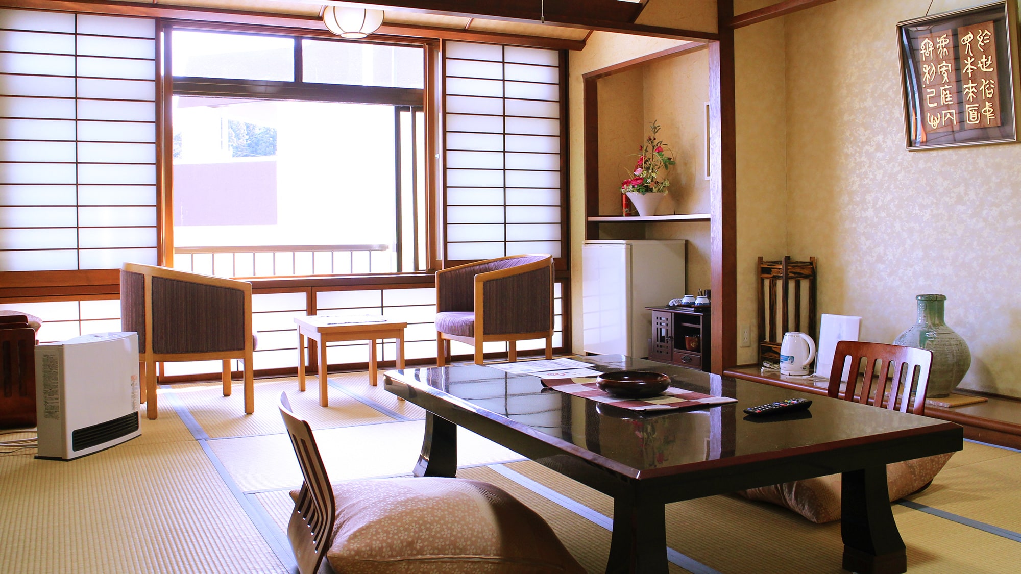 [Indoor bath: Spacious Japanese-style room]