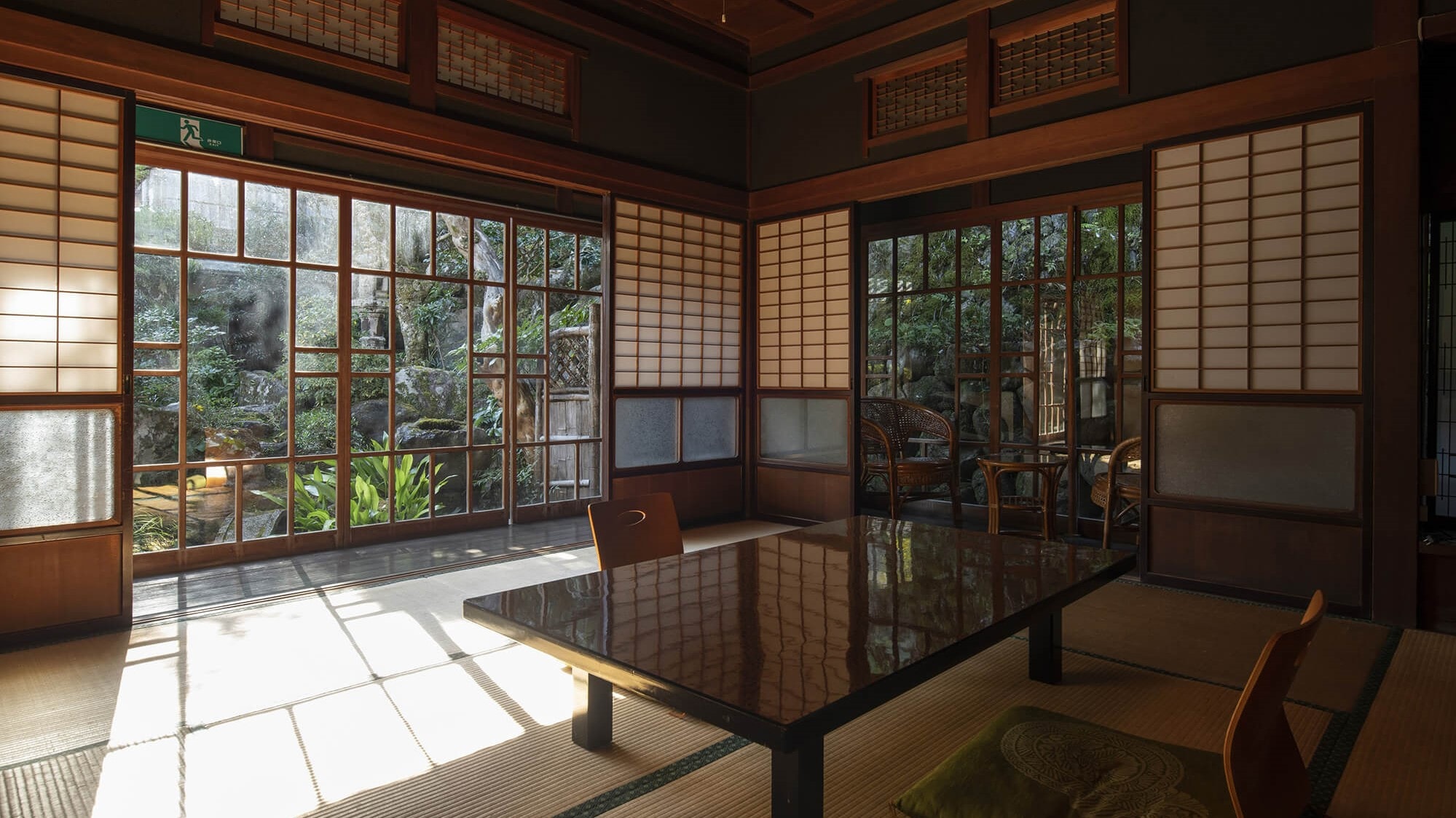 Kamar bergaya Jepang dengan pemandangan taman