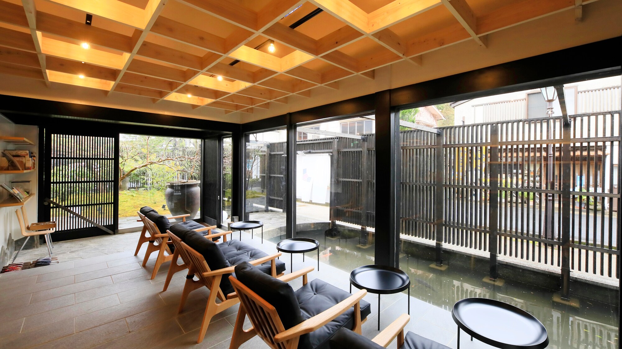 [Koi San Lounge] พักผ่อนพร้อมชมปลาคาร์ปว่ายน้ำอย่างสง่างาม (ตัวอย่าง)