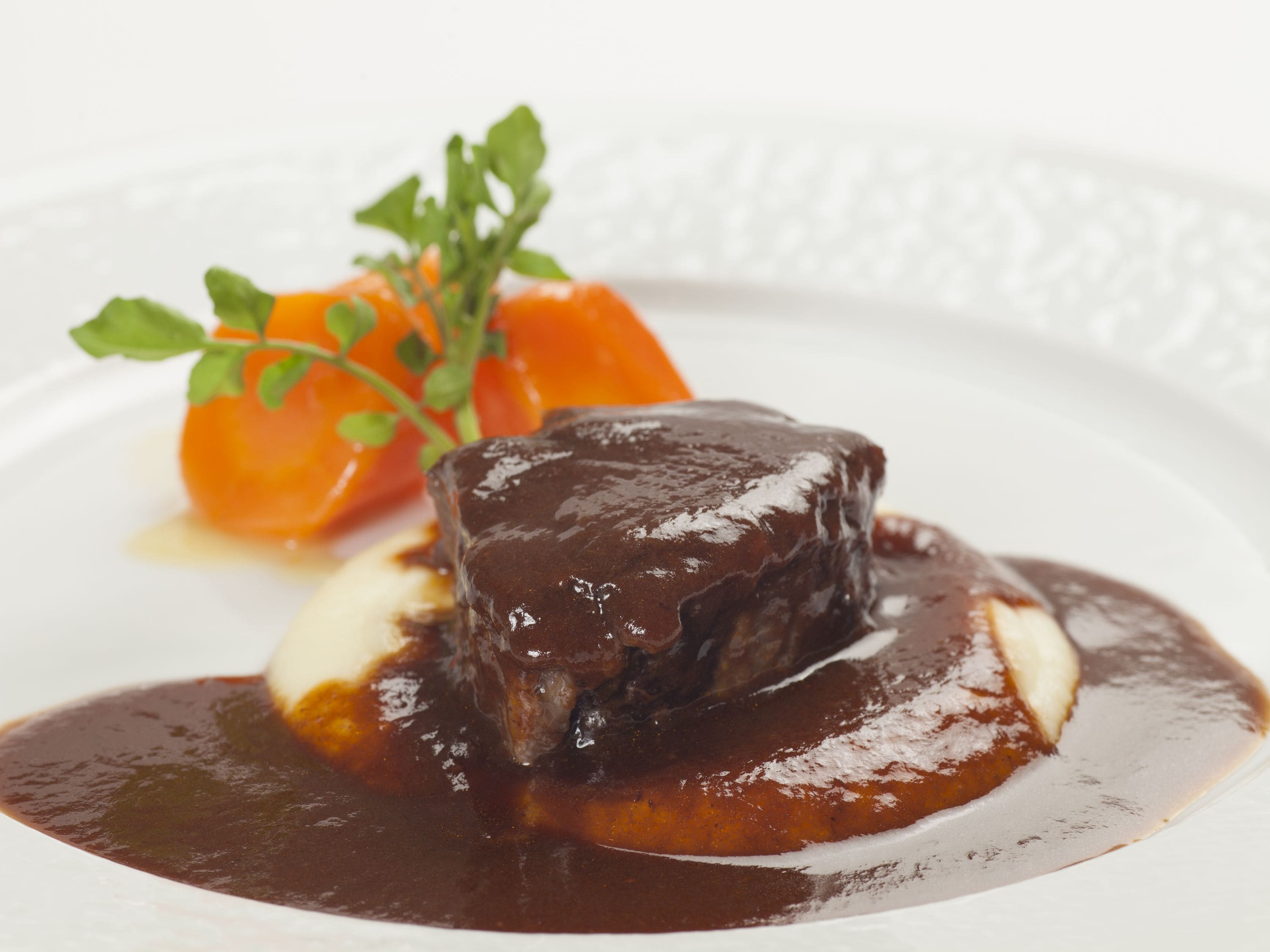 Poele daging sapi spesial layanan kamar