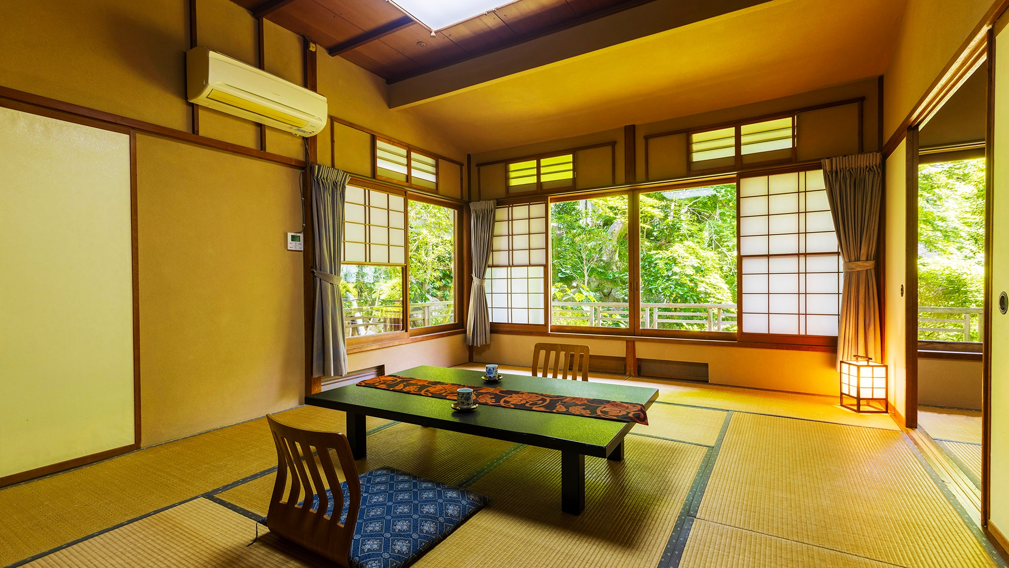 [Guest room image] We offer a relaxing and gentle space that is somehow nostalgic.