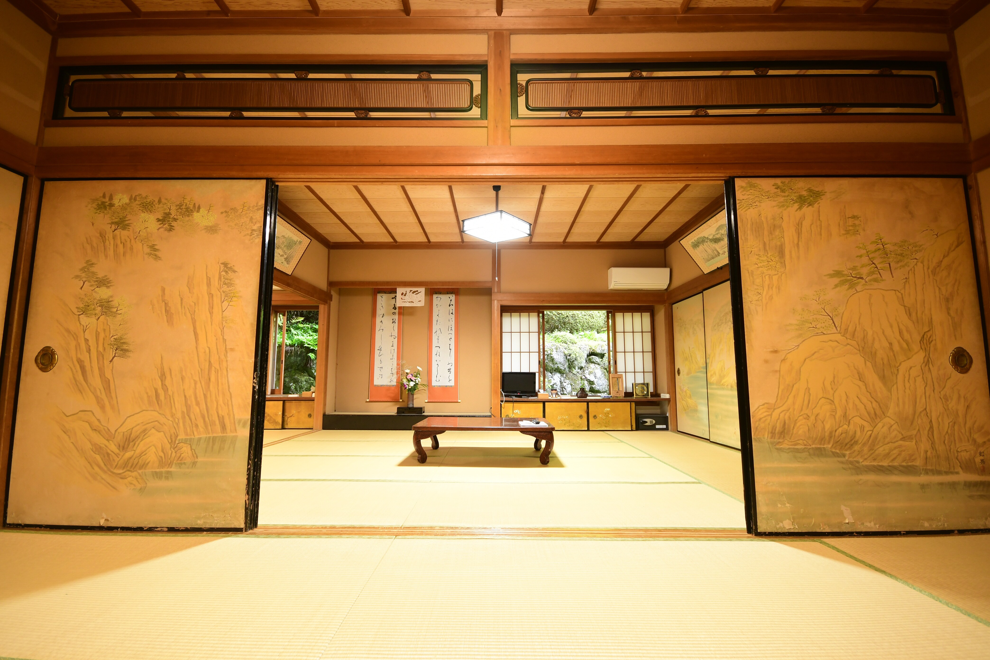 Example of a 14 tatami Japanese-style room facing the garden (with air conditioning and Wi-Fi)