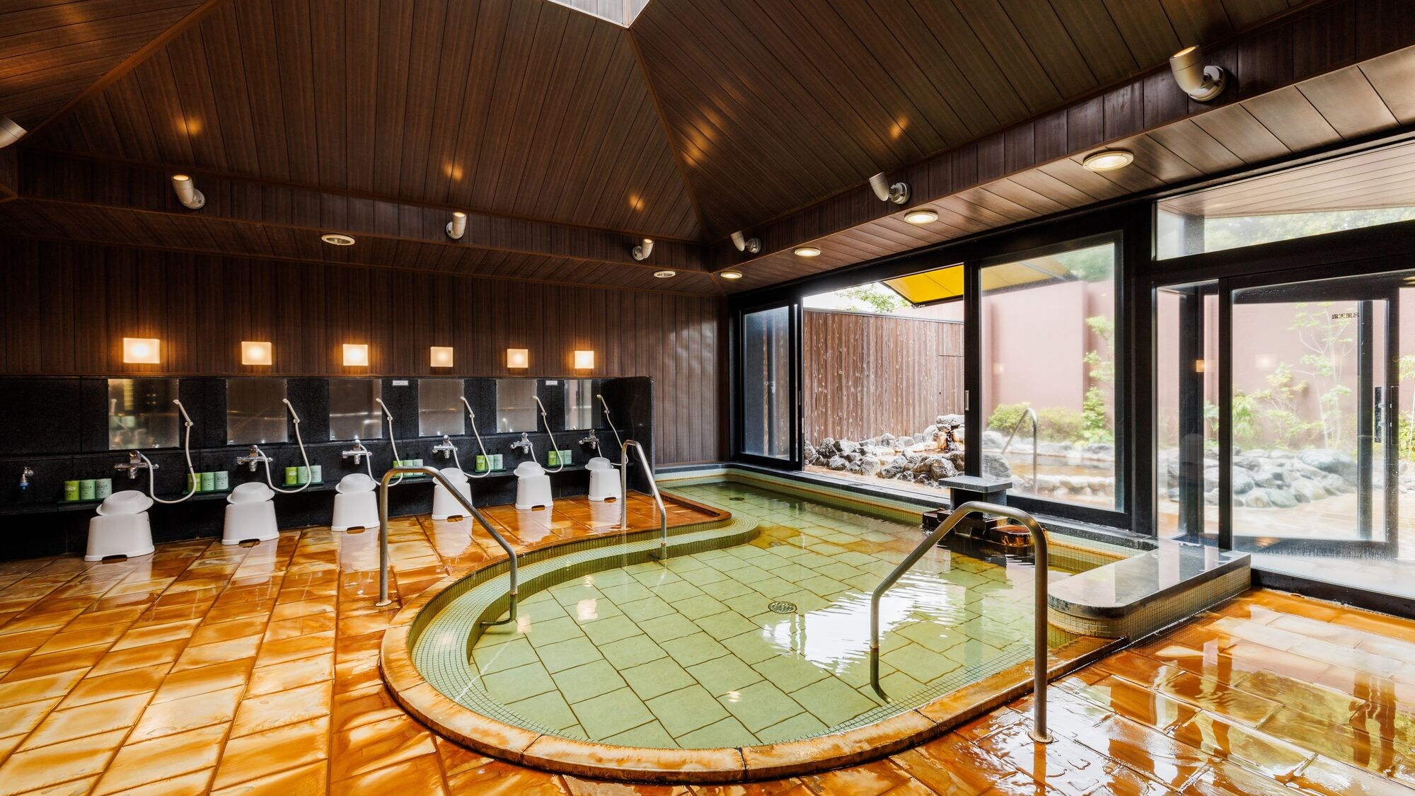 Phòng tắm công cộng lớn và phòng tắm ngoài trời: Phòng tắm công cộng lớn và phòng tắm ngoài trời rộng rãi