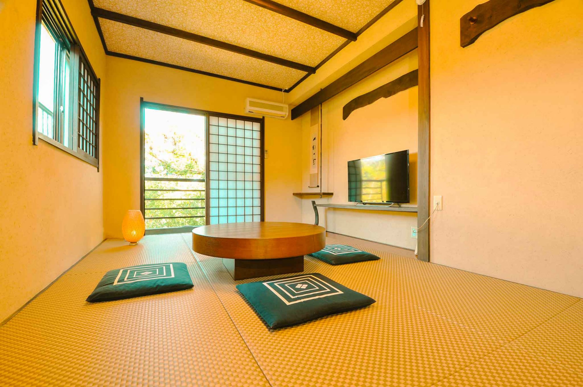 Japanese-style room: 10.5 tatami mats