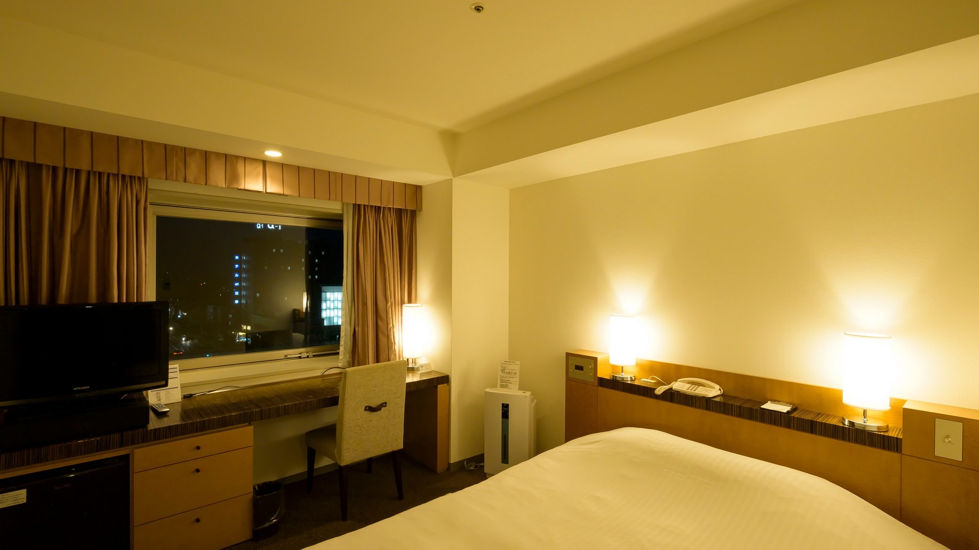 [Queen Double] Enjoy a comfortable sleep in a double bed that is spacious enough for two adults.