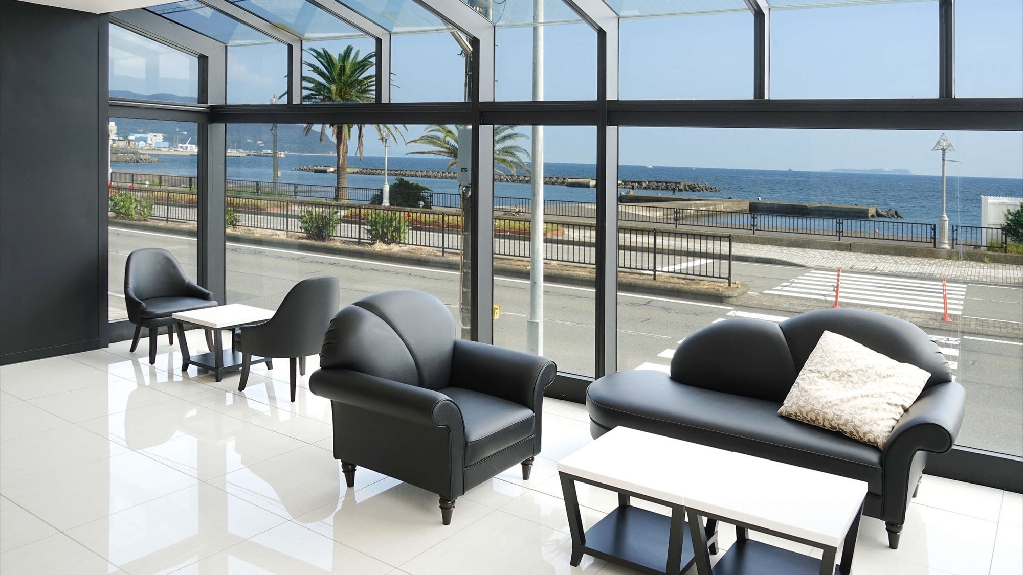 [Lobby] A unique view point right in front of the ocean ♪