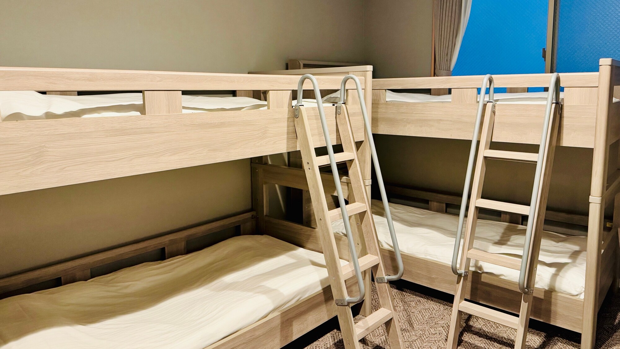 Phòng bốn người tiêu chuẩn: Hai giường tầng có thể chứa tối đa bốn người.