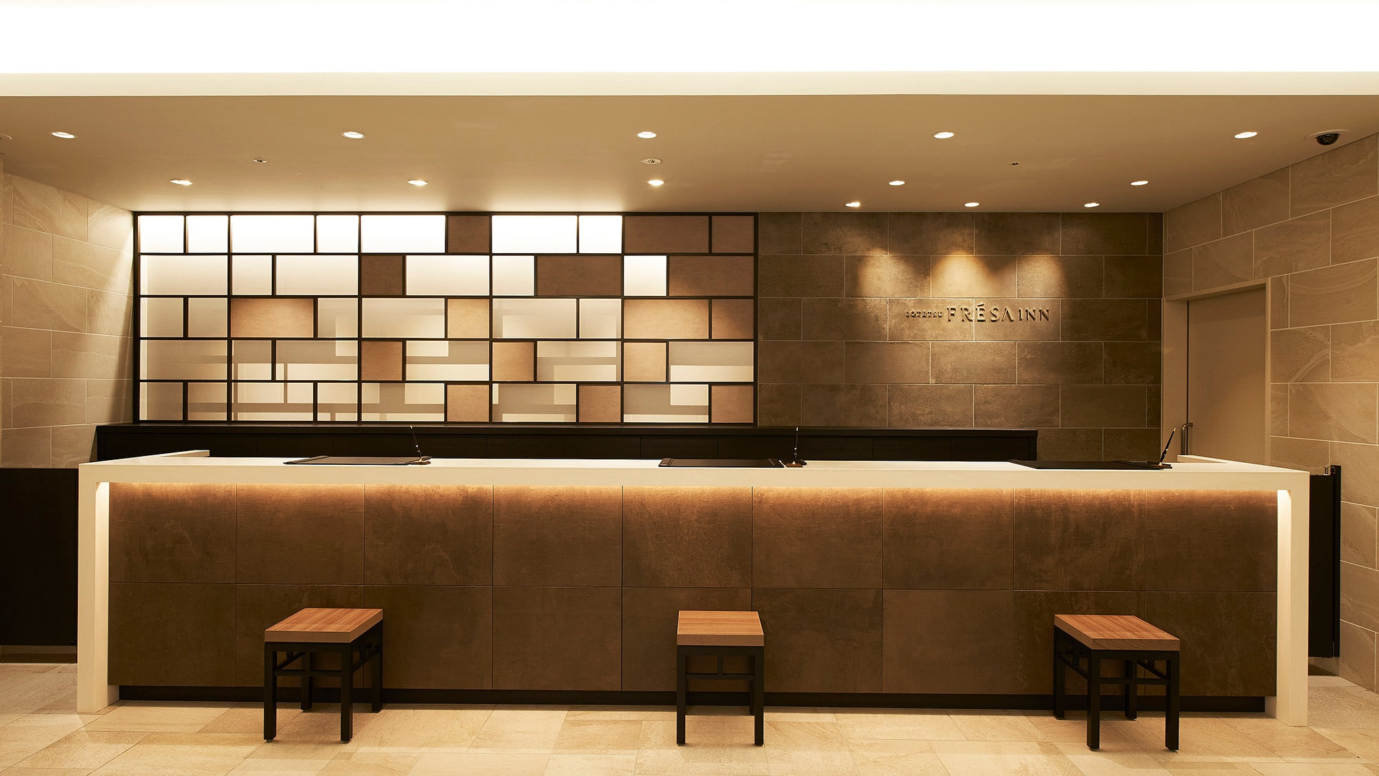・[Front desk] We welcome customers with sincere smiles and hospitality.