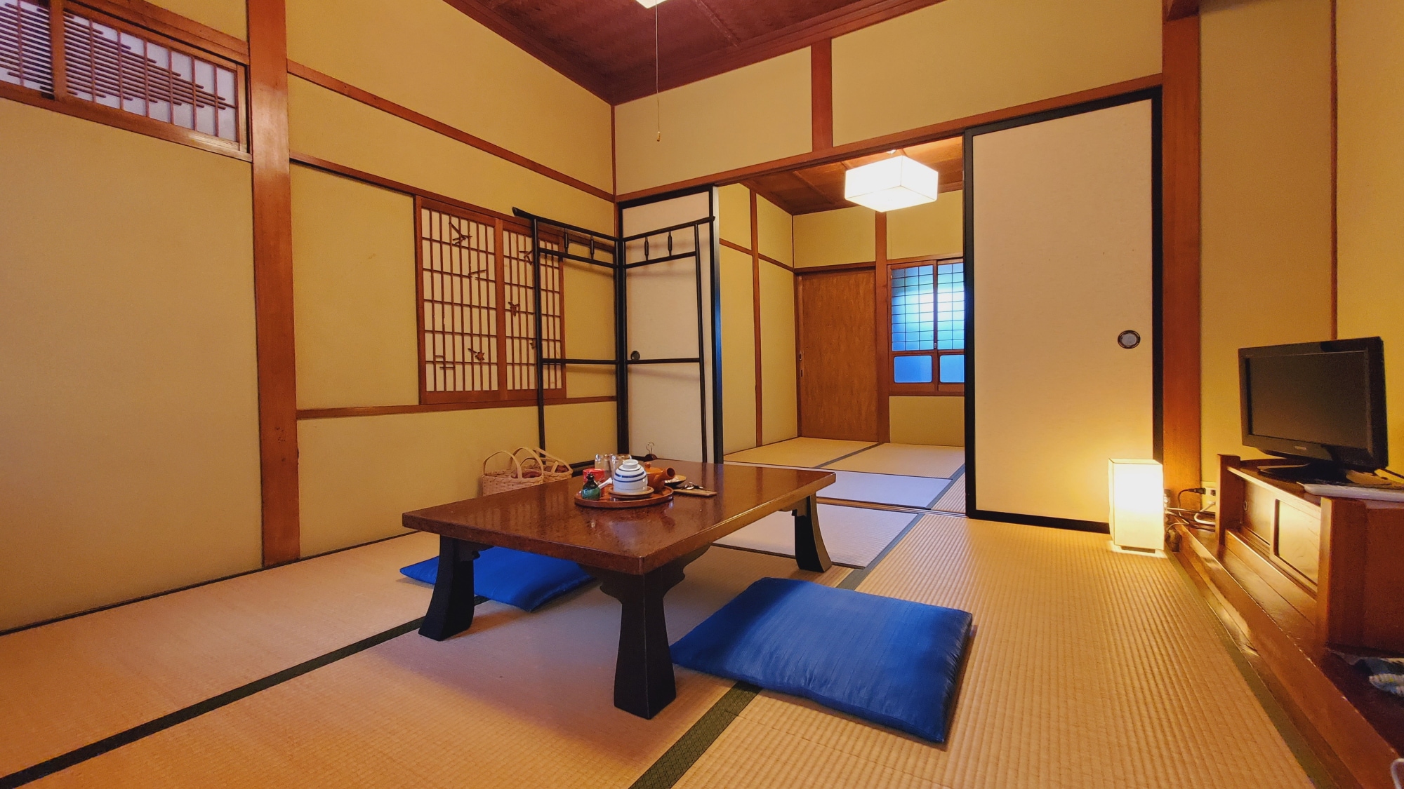 [Retro Japanese-style room with 9 tatami mats] Two Japanese-style rooms with 4.5 tatami mats each. Perfect for two people.