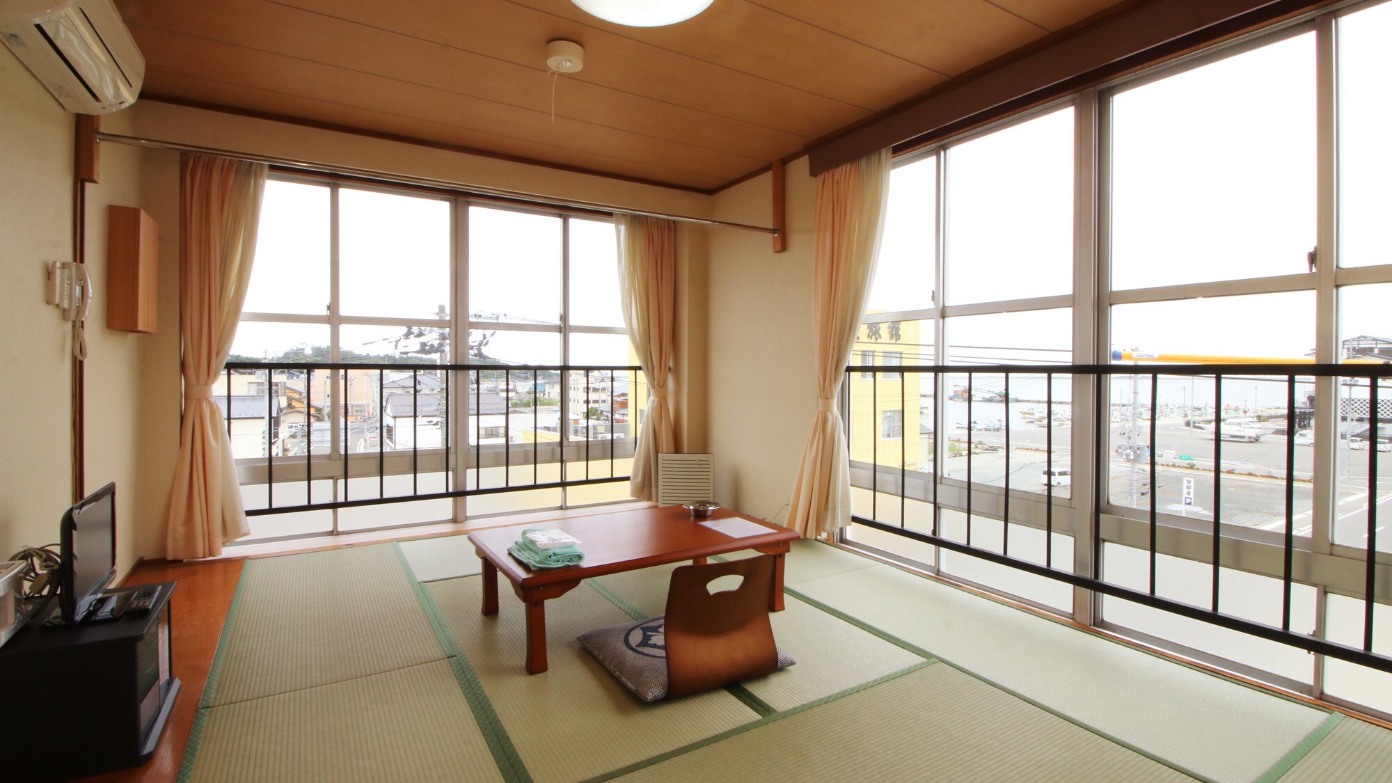 Corner rooms are also available. Please note that you cannot specify the room.