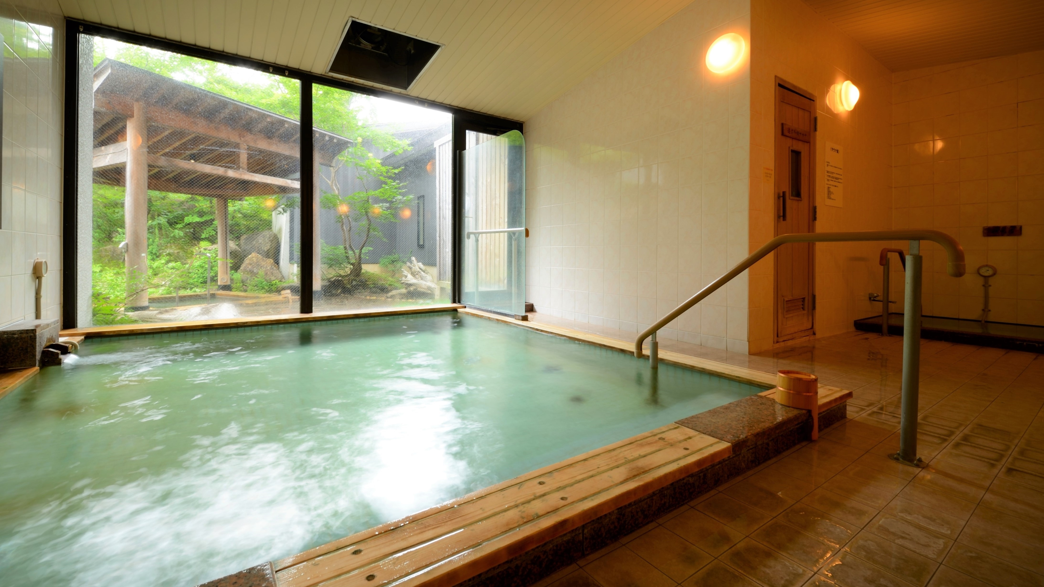 [Indoor bath] The large communal bath is replaced at night and in the morning, so please enjoy both!