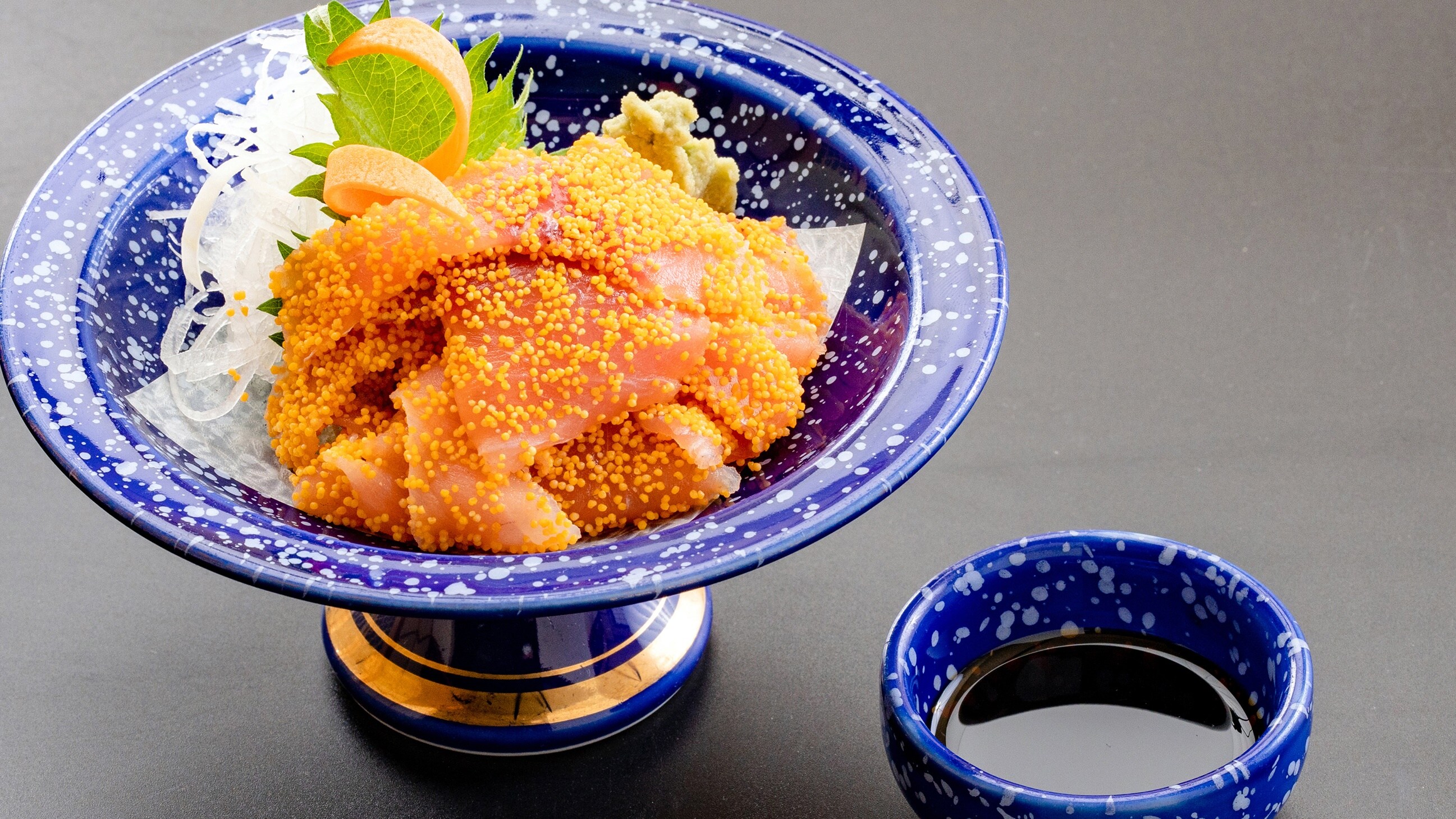 *[鯽魚子壽司] 在鯽魚生魚片上撒上煮熟的鯽魚子的一種當地菜餚。鯽魚的美味一定會讓您印象深刻。