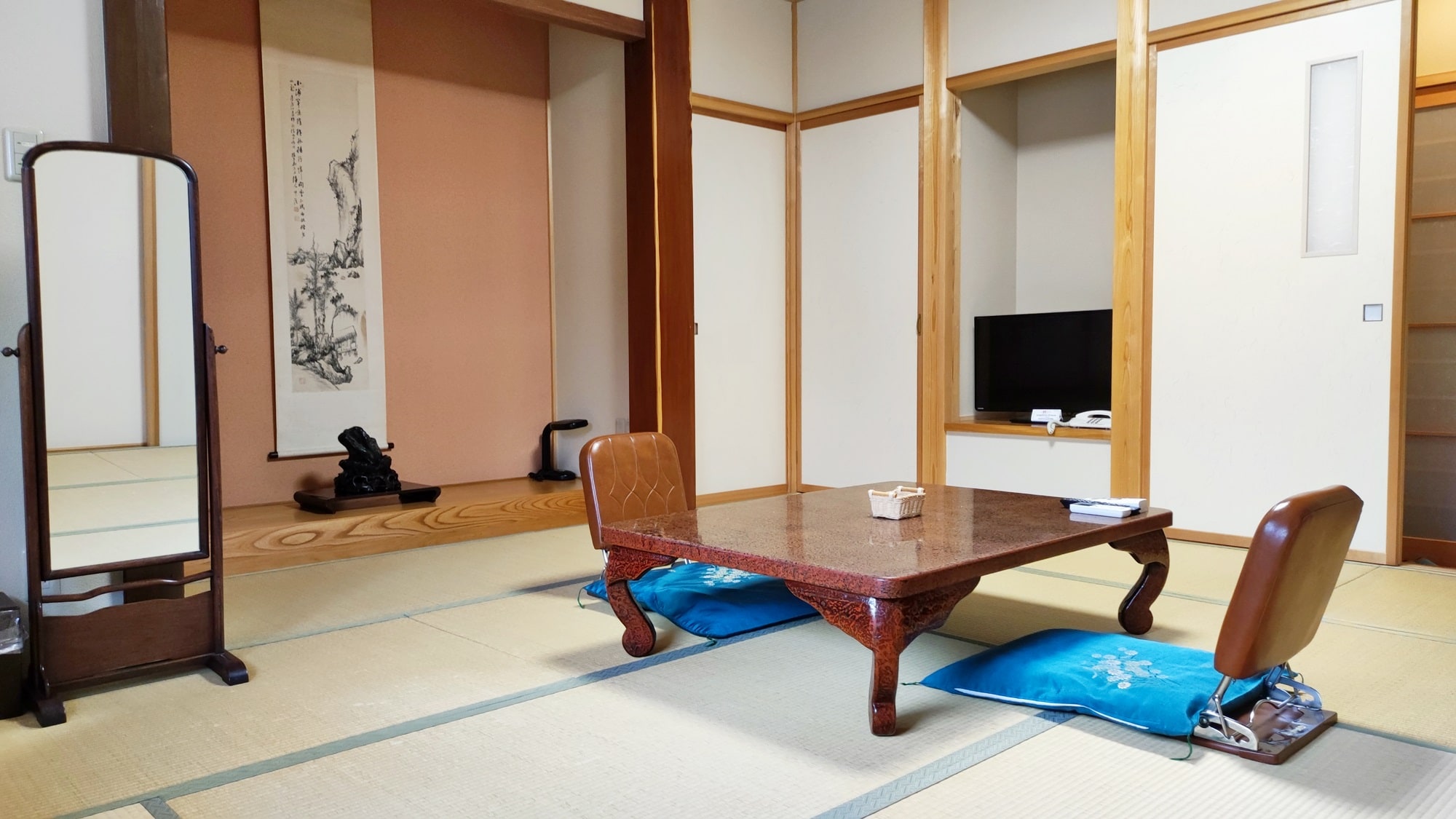 *Example of a guest room (12 tatami mats) / A Japanese-style room that can accommodate up to four people. Stretch your legs and relax in the spacious space.