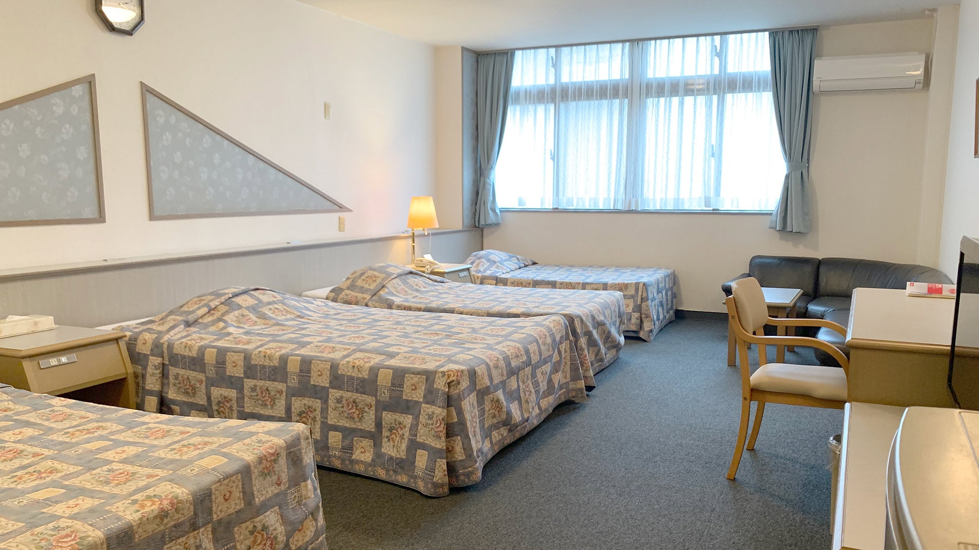 4 bedrooms / spacious quadruple room recommended for families and groups