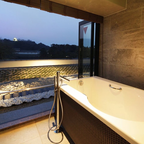 带半露天浴池的高级双床房 / 一边泡澡一边眺望彦根城。