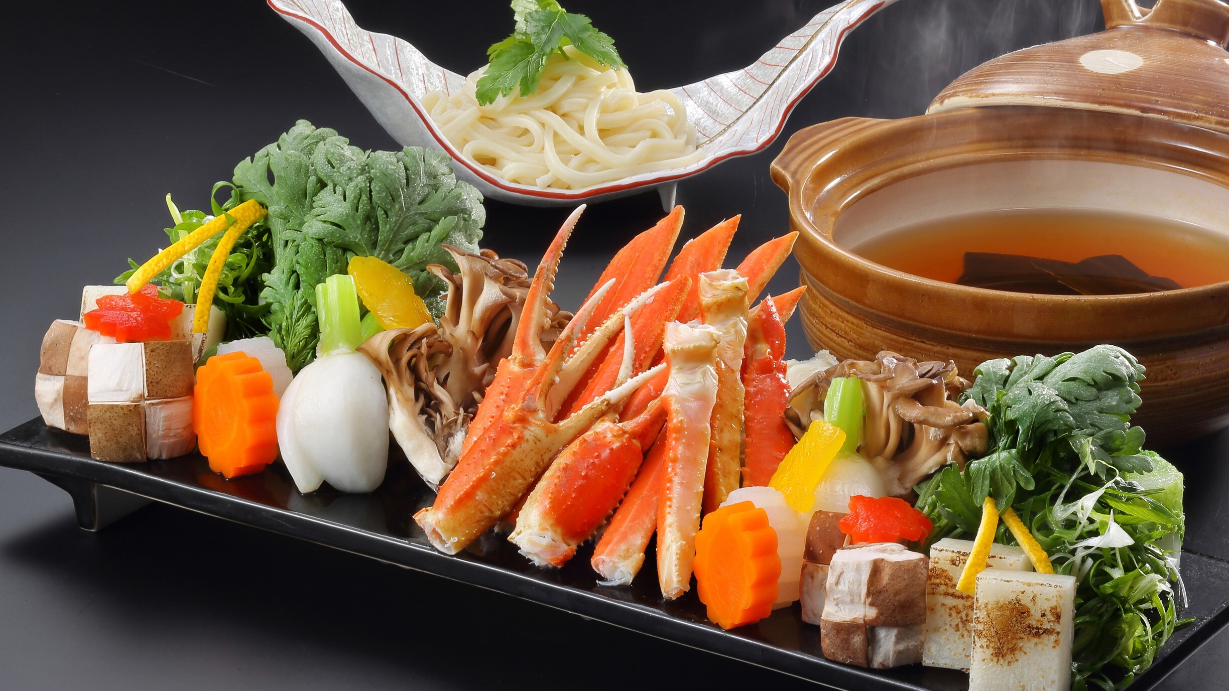 <Crab hotpot> - Enjoy the broth that brings out the delicious flavor of the crab