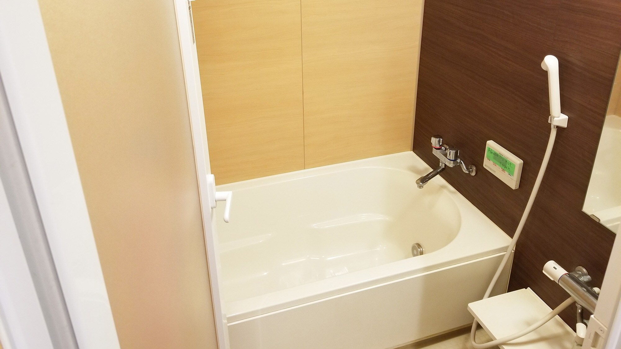 ・[Shared bathroom] You can lock the door for peace of mind. There are two baths with showers and bathtubs.