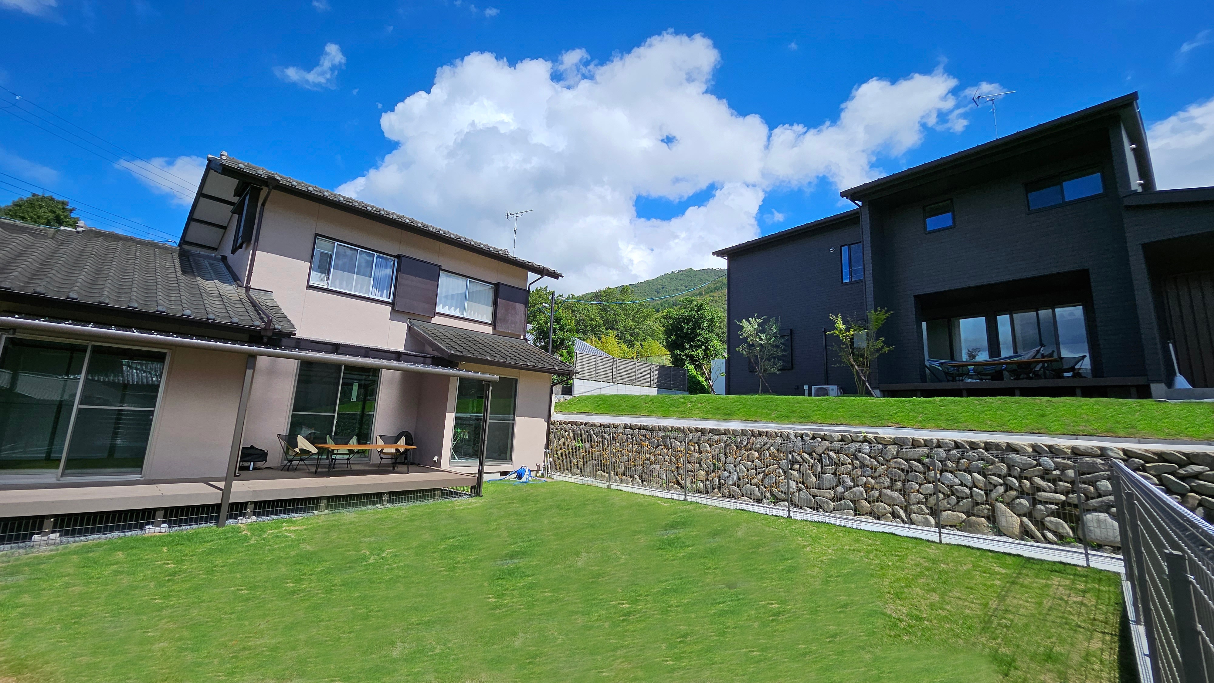 最多可容納 14 人!佔地1000平方公尺的主樓及附屬建築①②