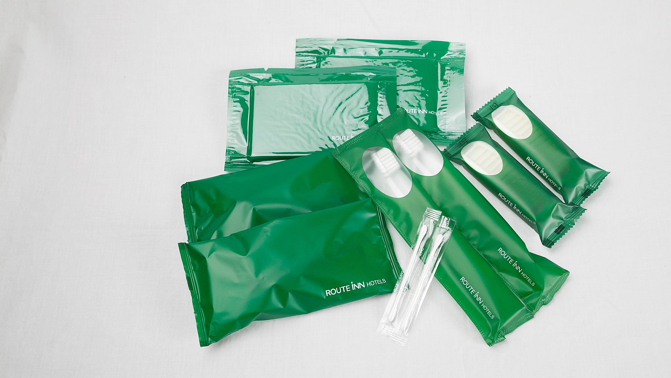 ● Guest room amenity image (toothbrush / body sponge / cotton swab / brush / razor)