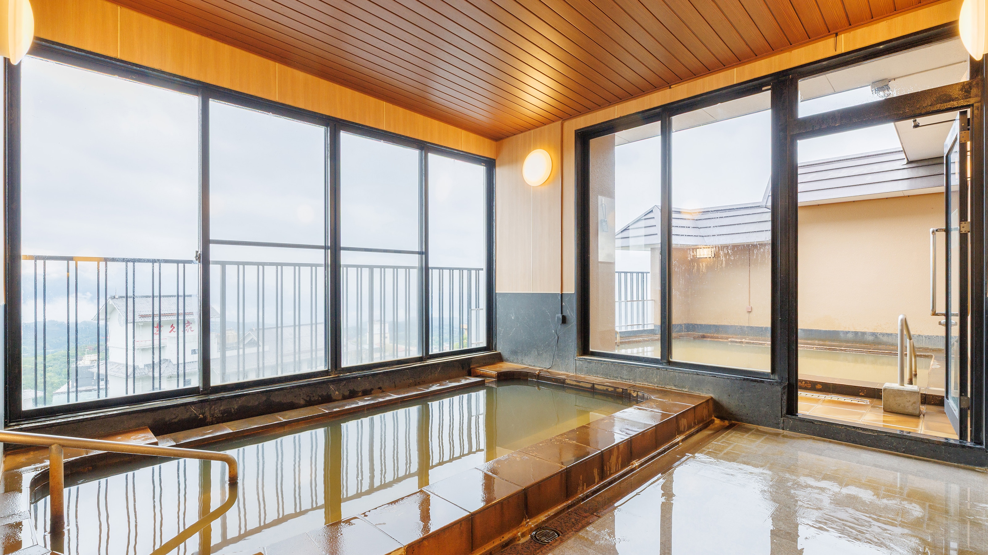 Example of an indoor bath in the 7th-floor observation bath.