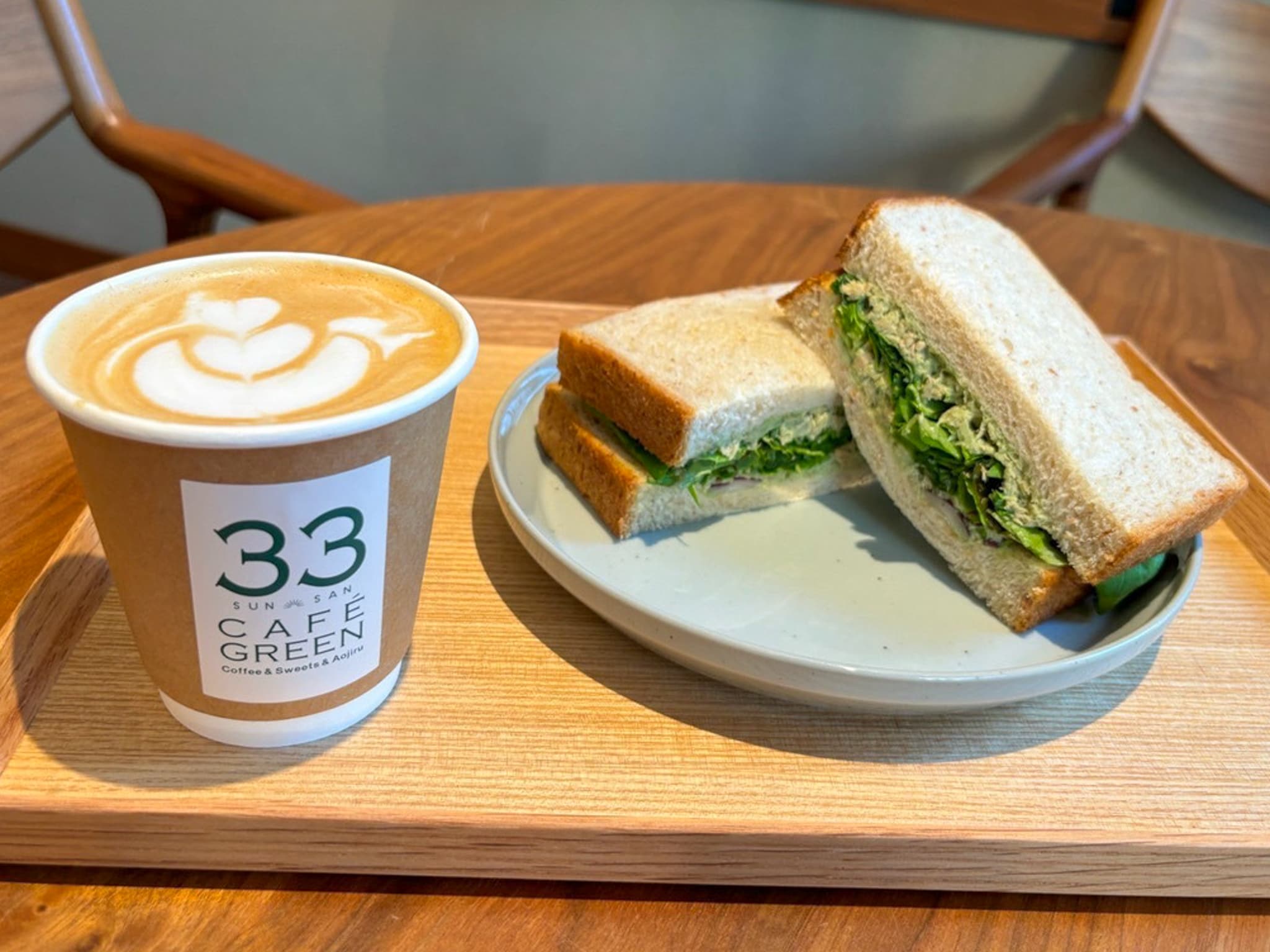 Sarapan (roti lapis tuna mayo dan kafe latte)