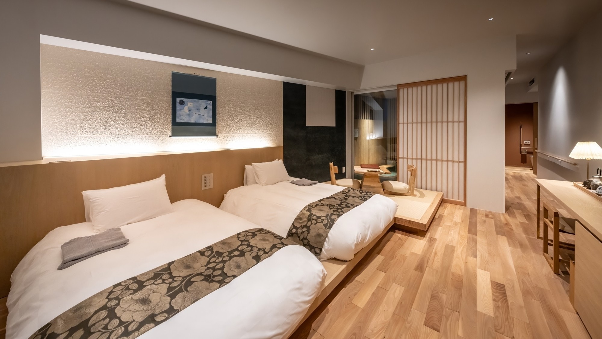 [Deluxe Room] 47.76-49.42 square meters. Relax in a room that perfectly blends tradition and modernity.