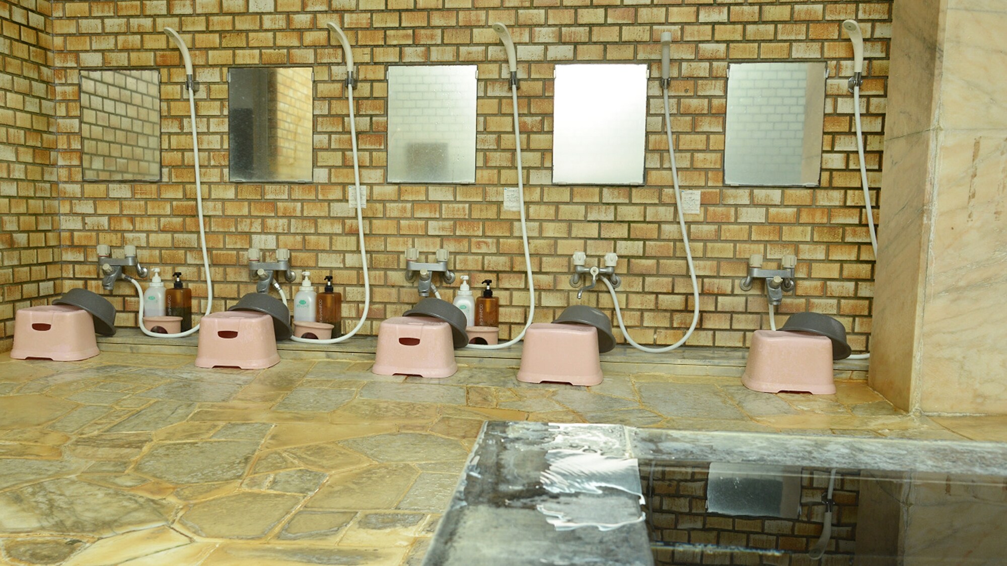 * [Large public bath] The source of the Yuchikoin hot spring is here. Stretch your legs and relax to relieve the fatigue of your journey.