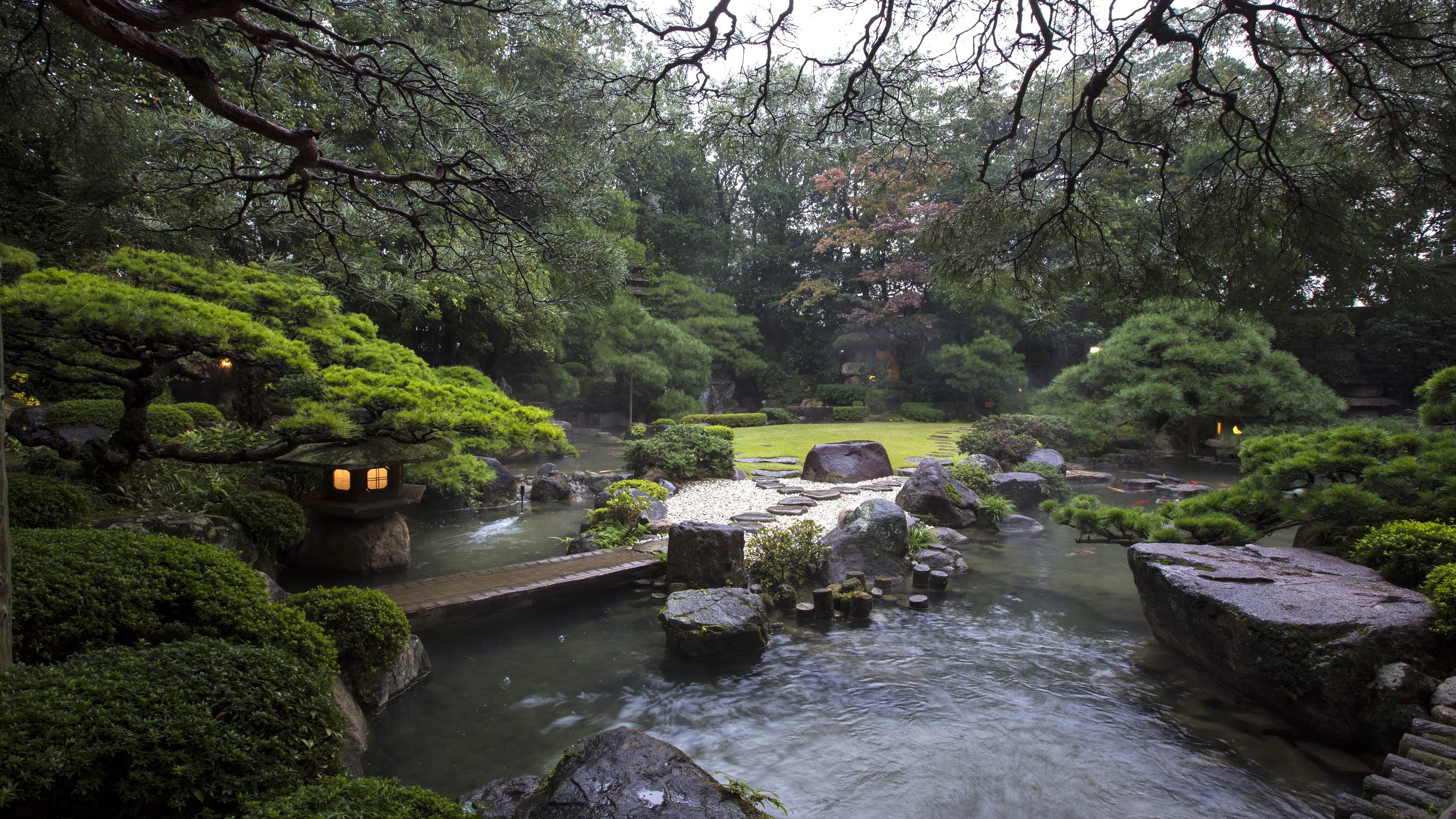 A stroll-style Japanese garden built in the Edo period