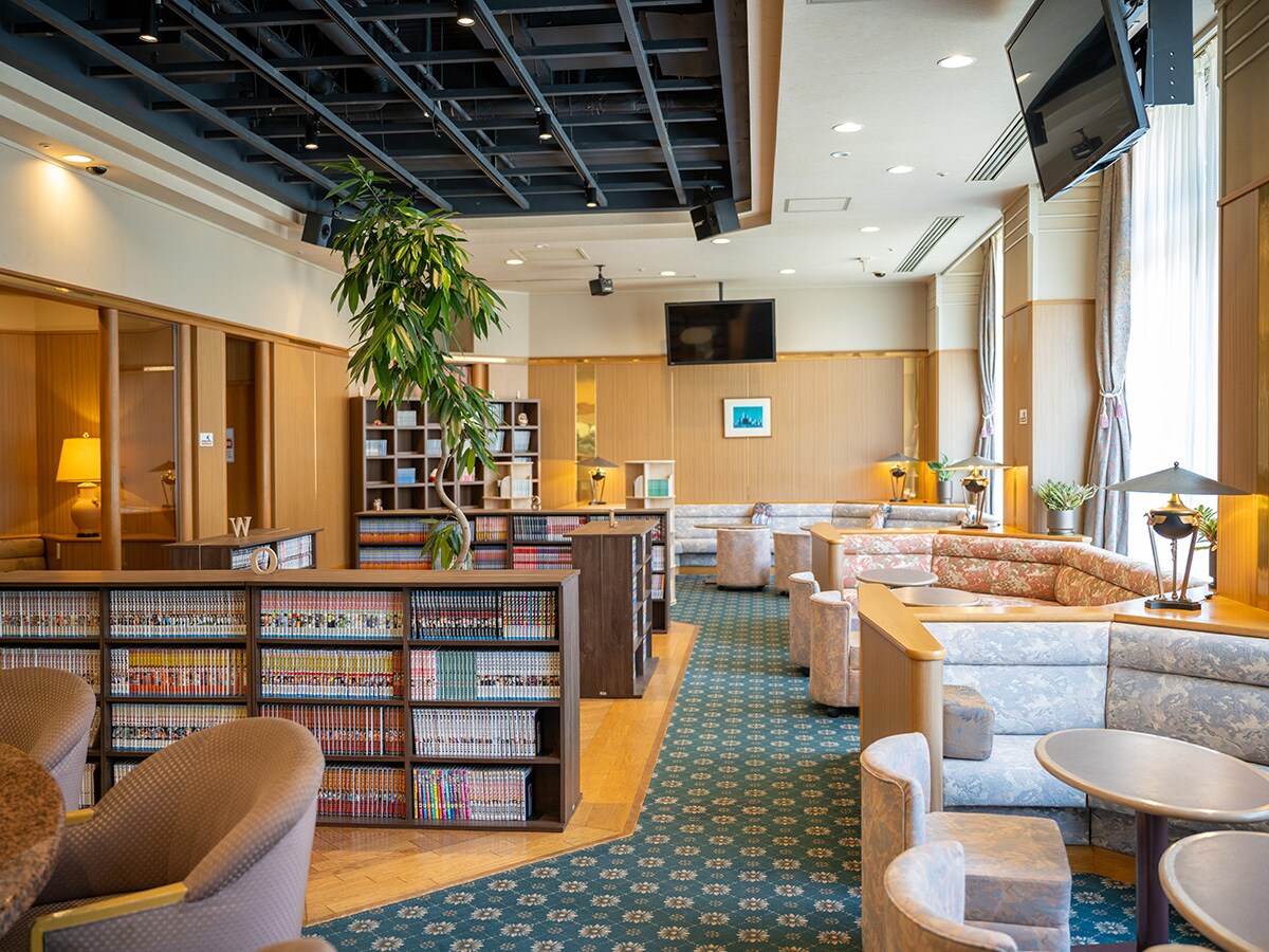 Manga lounge "Fukurou" with 4,000 manga books