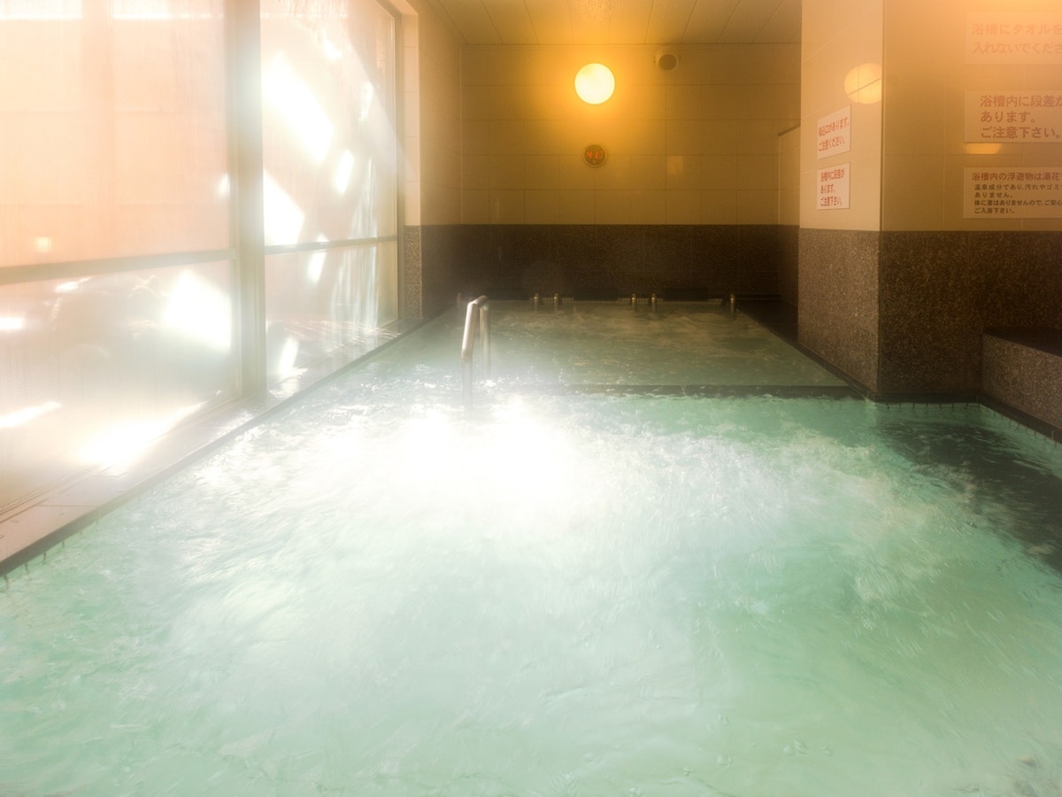 Jacuzzi. The stimulus of the bubbles that blow out vigorously is comfortable.