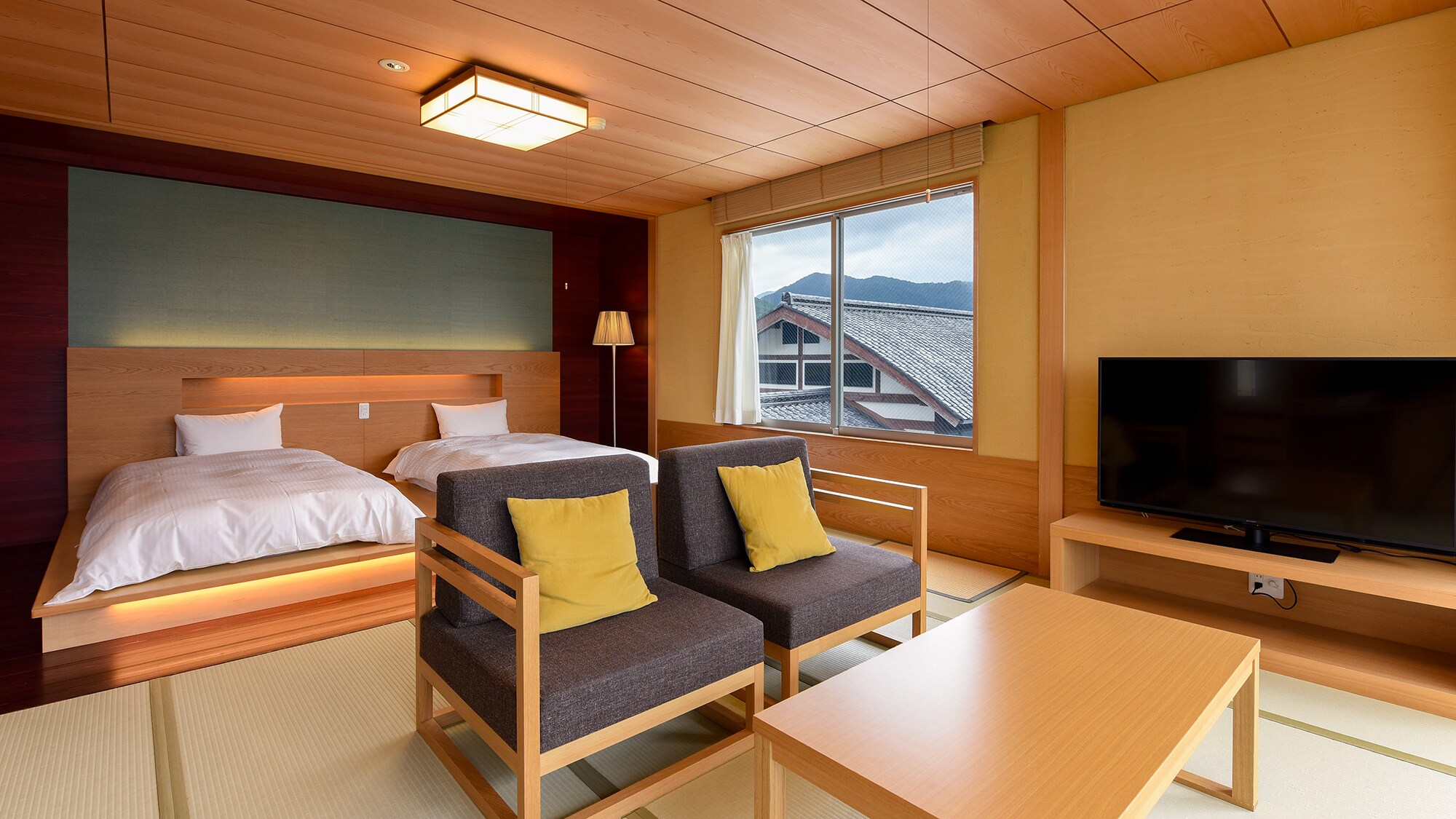 [Junior Suite (301)] A modern room making use of wood grain and Japanese materials.