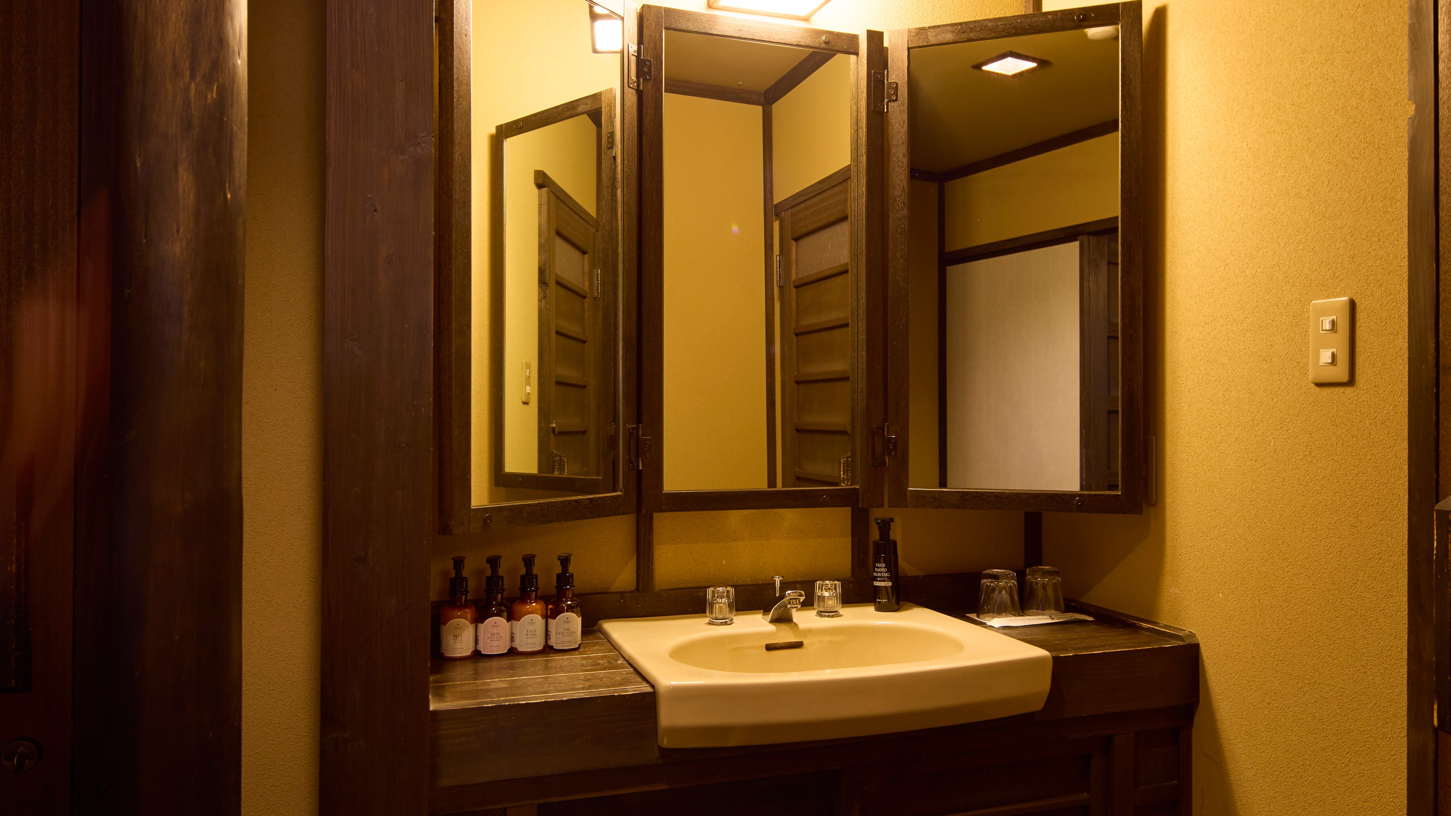 A three-way mirror washbasin is available. *Excluding the special detached room