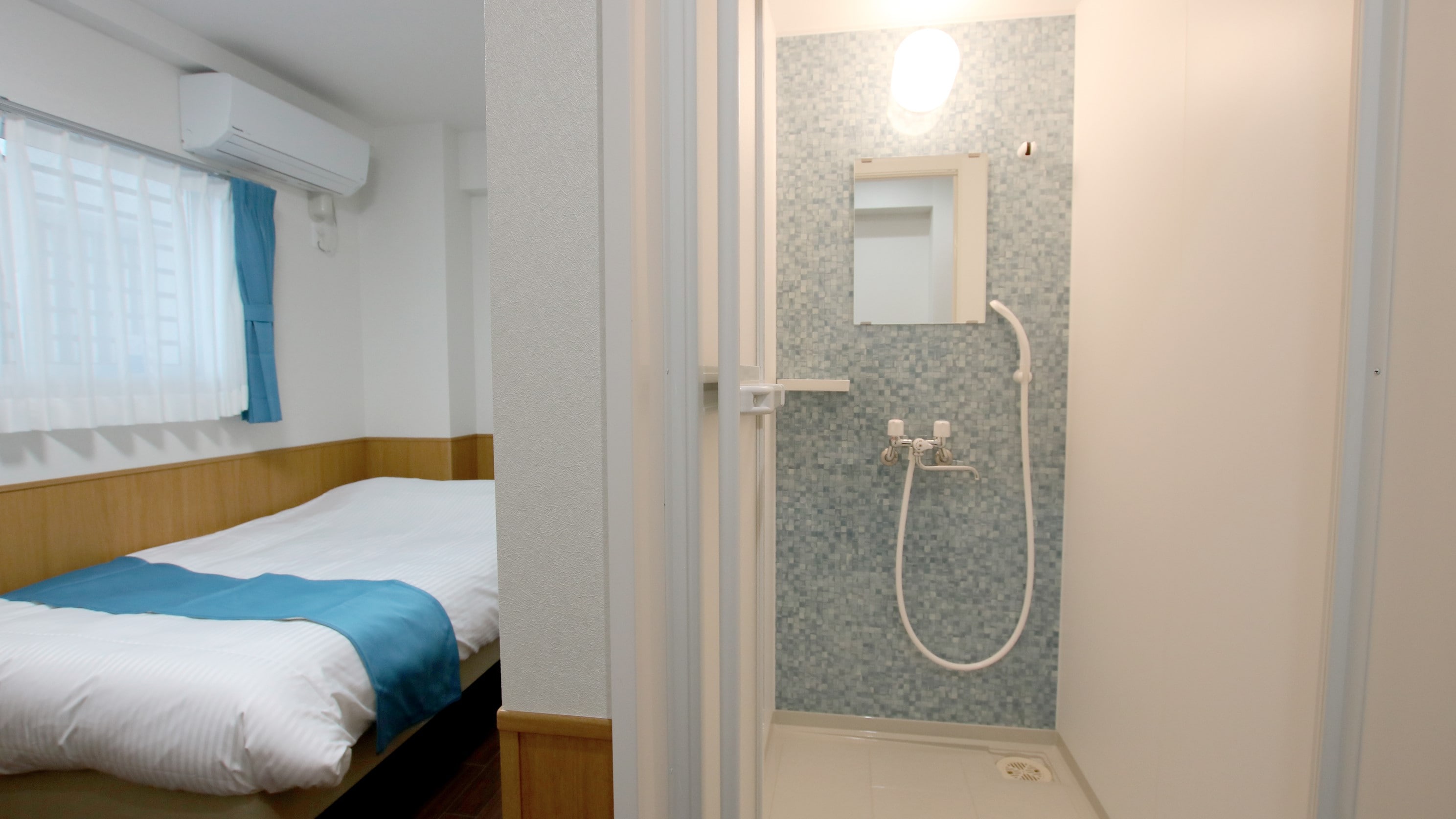 Double room: Separate bathroom and toilet (shower room)