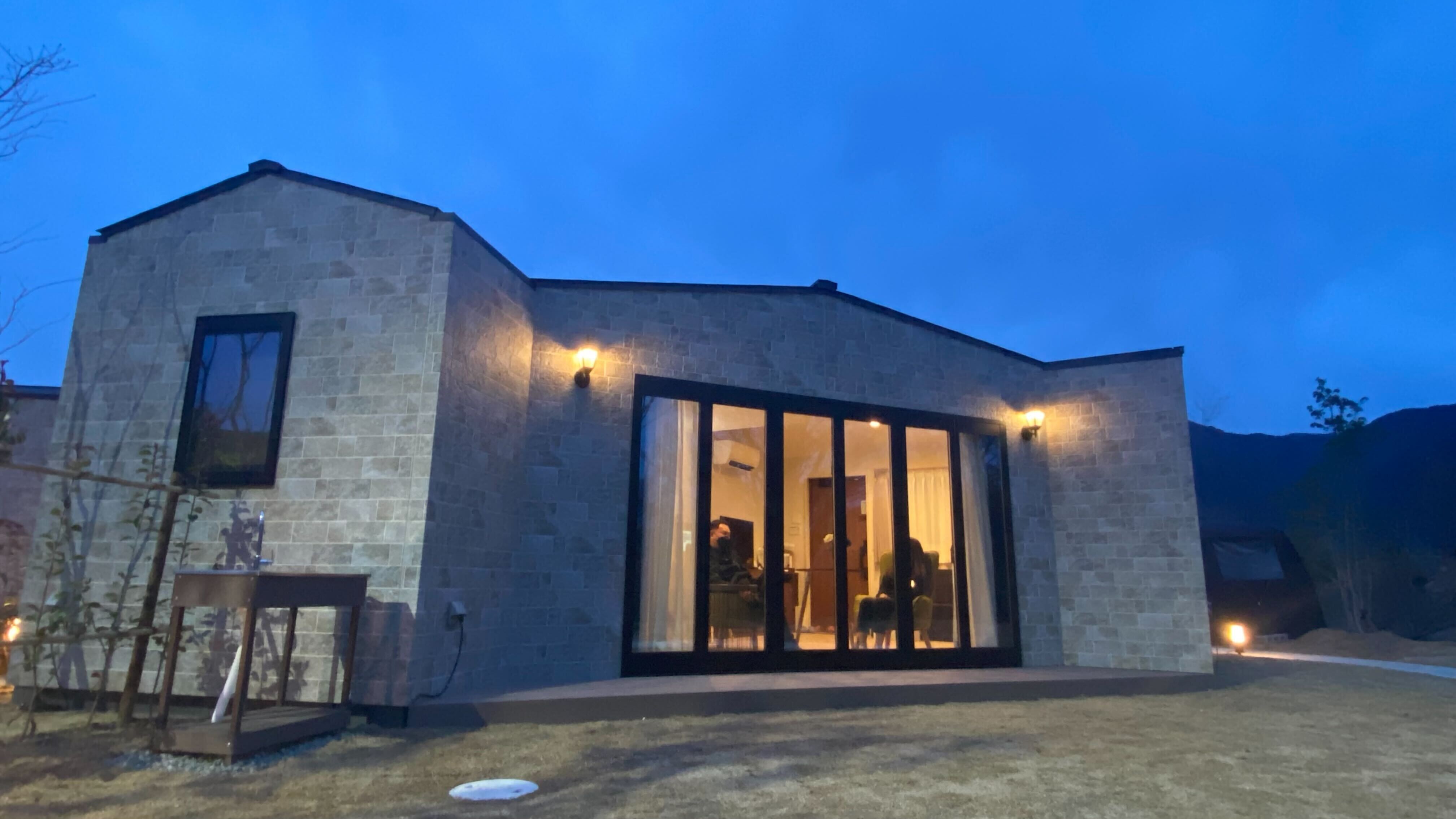Exterior in the evening①