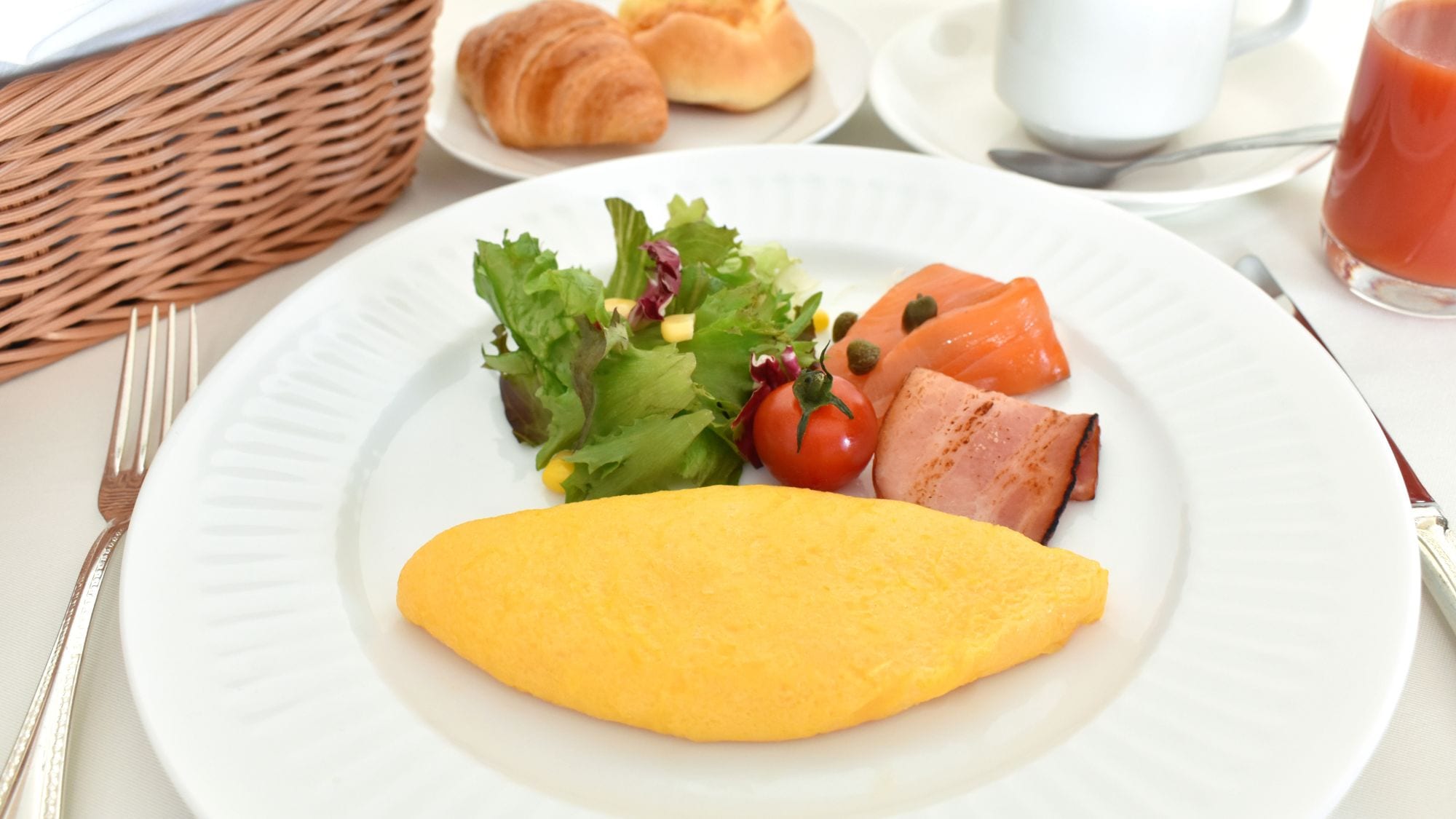 Buffet sáng tại nhà hàng trên tầng cao nhất của khách sạn. Tận hưởng khoảnh khắc phong phú khi ngắm nhìn biển, bầu trời và cảnh quan thành phố.