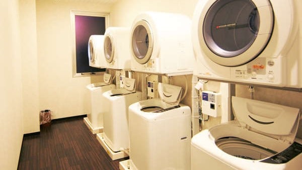 [Giặt đồ xu] Có bốn máy giặt và máy sấy ở tầng một. Giặt (500 yên) Sấy (200 yên) Tự động phân phối chất tẩy rửa.