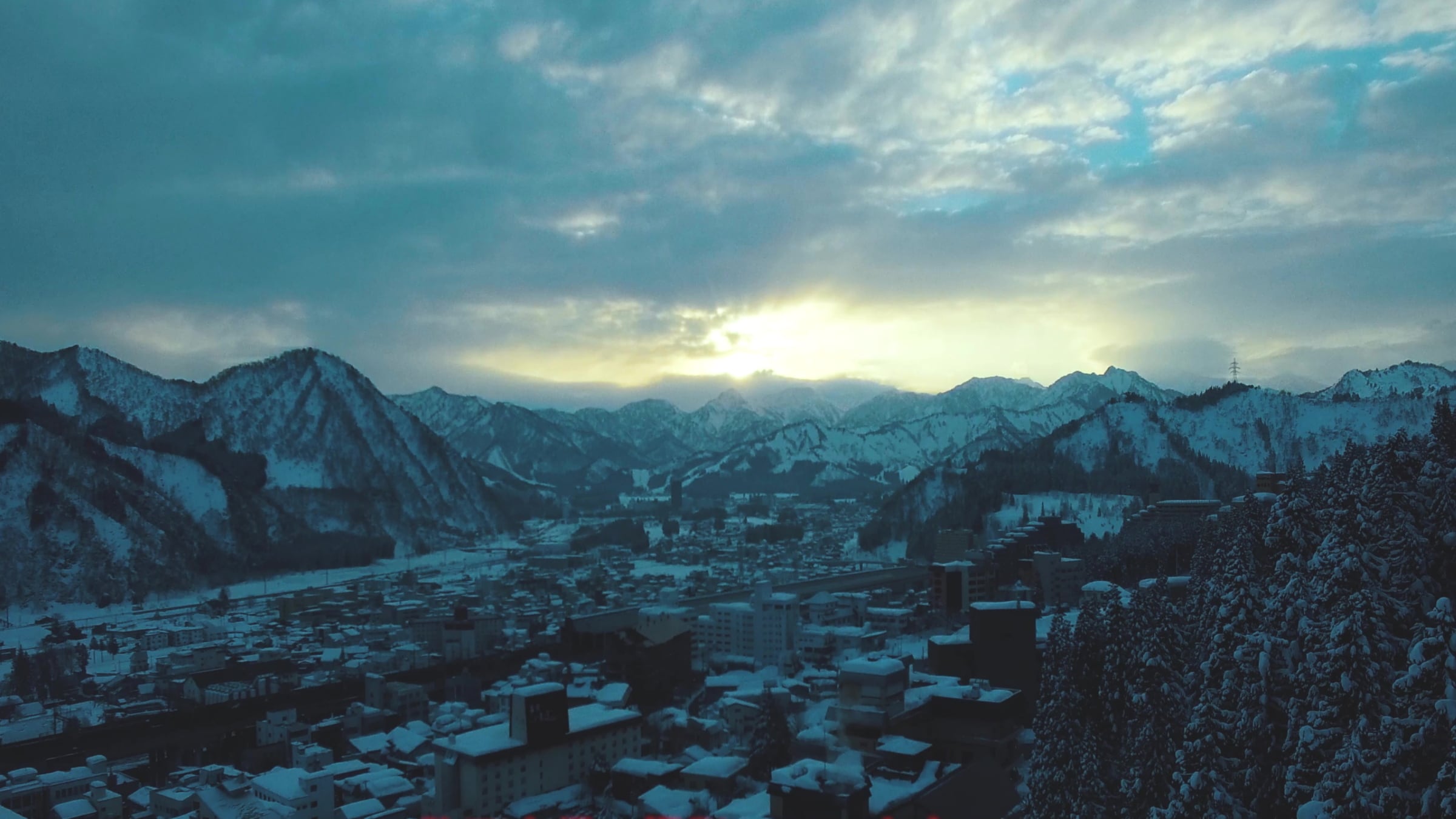 [View] <Riverside> In the winter season, you can see the snow-covered town of Yuzawa and the mountains on the Joetsu border.
