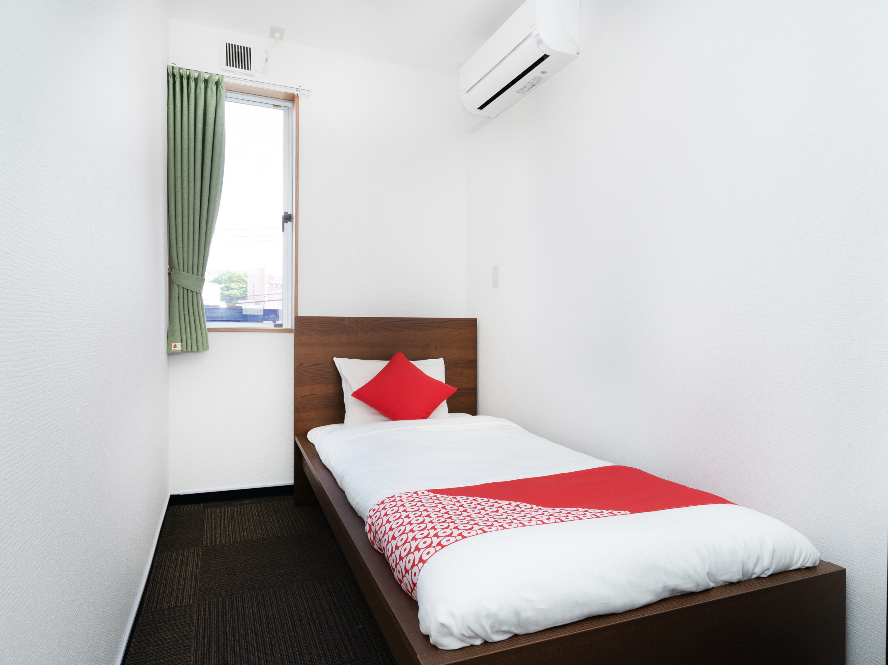 Single room without bath or toilet