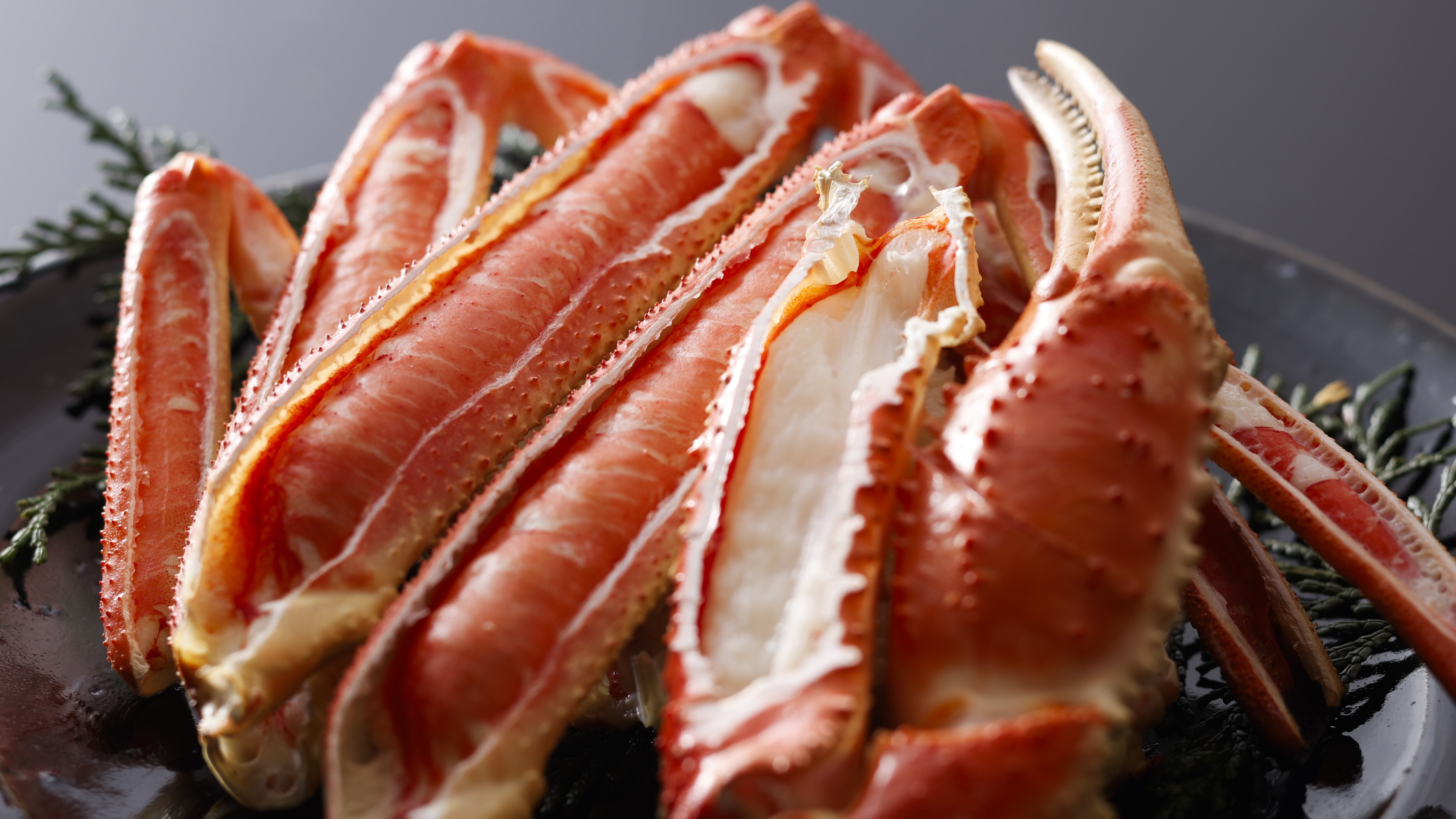 【烤螃蟹】在陶盘上烤制螃蟹，享受美味！