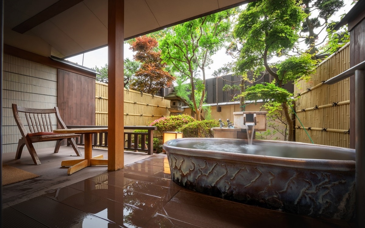 [Guest room with open-air bath There are two types of rooms, a cypress bath and a pottery bath. * Not selectable