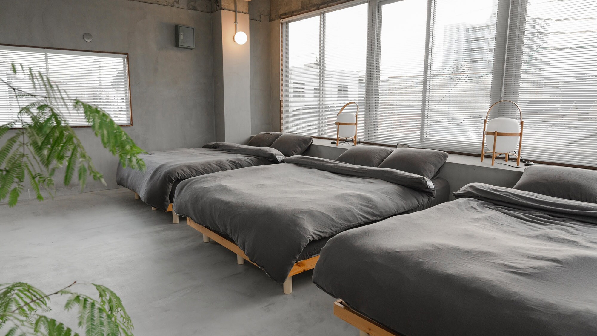 ・[Room beds] Three double beds are available. Up to six people can stay in the room.