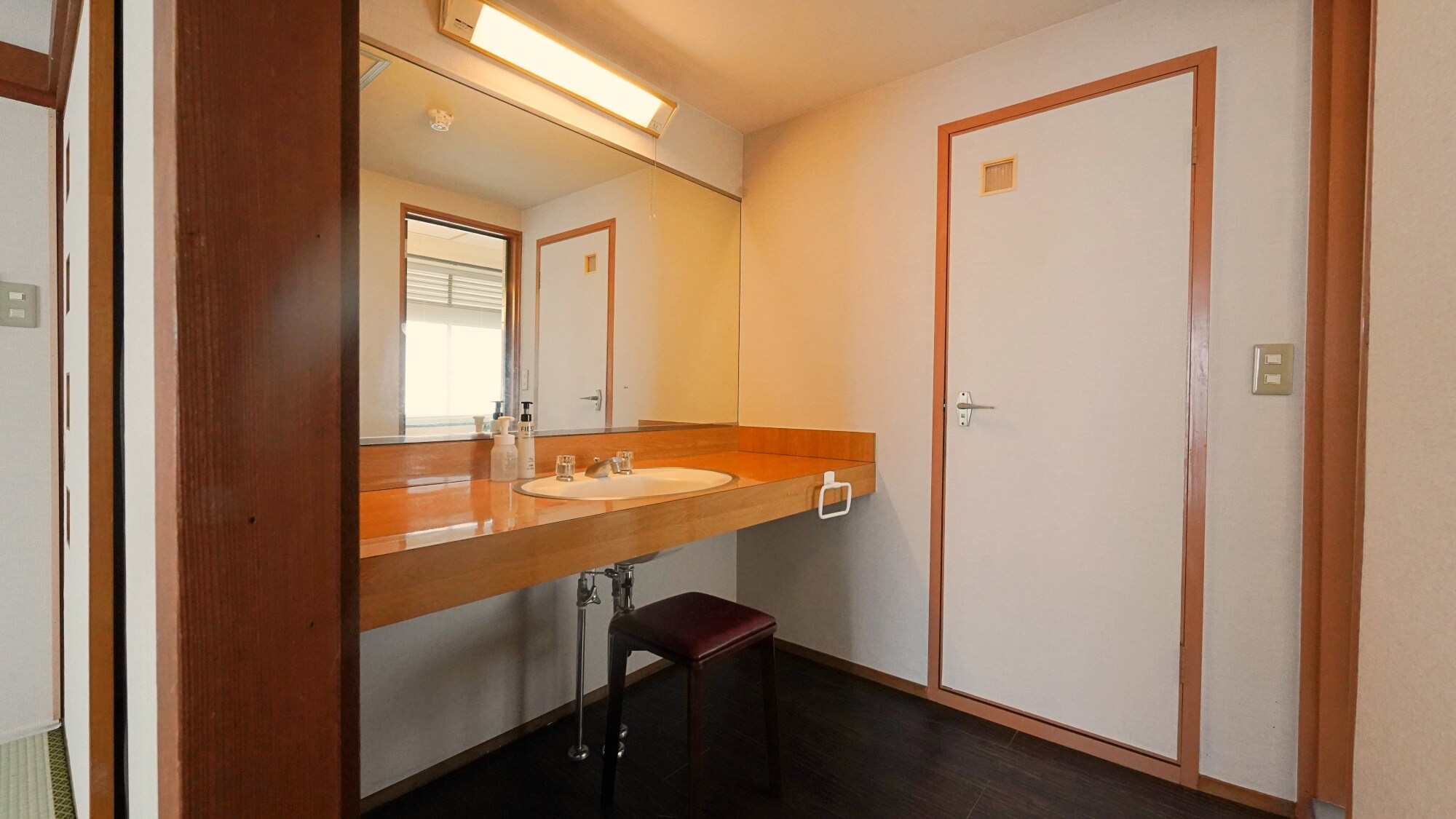 Japanese-style room (12.5 tatami mats) + spacious veranda (with bathroom)