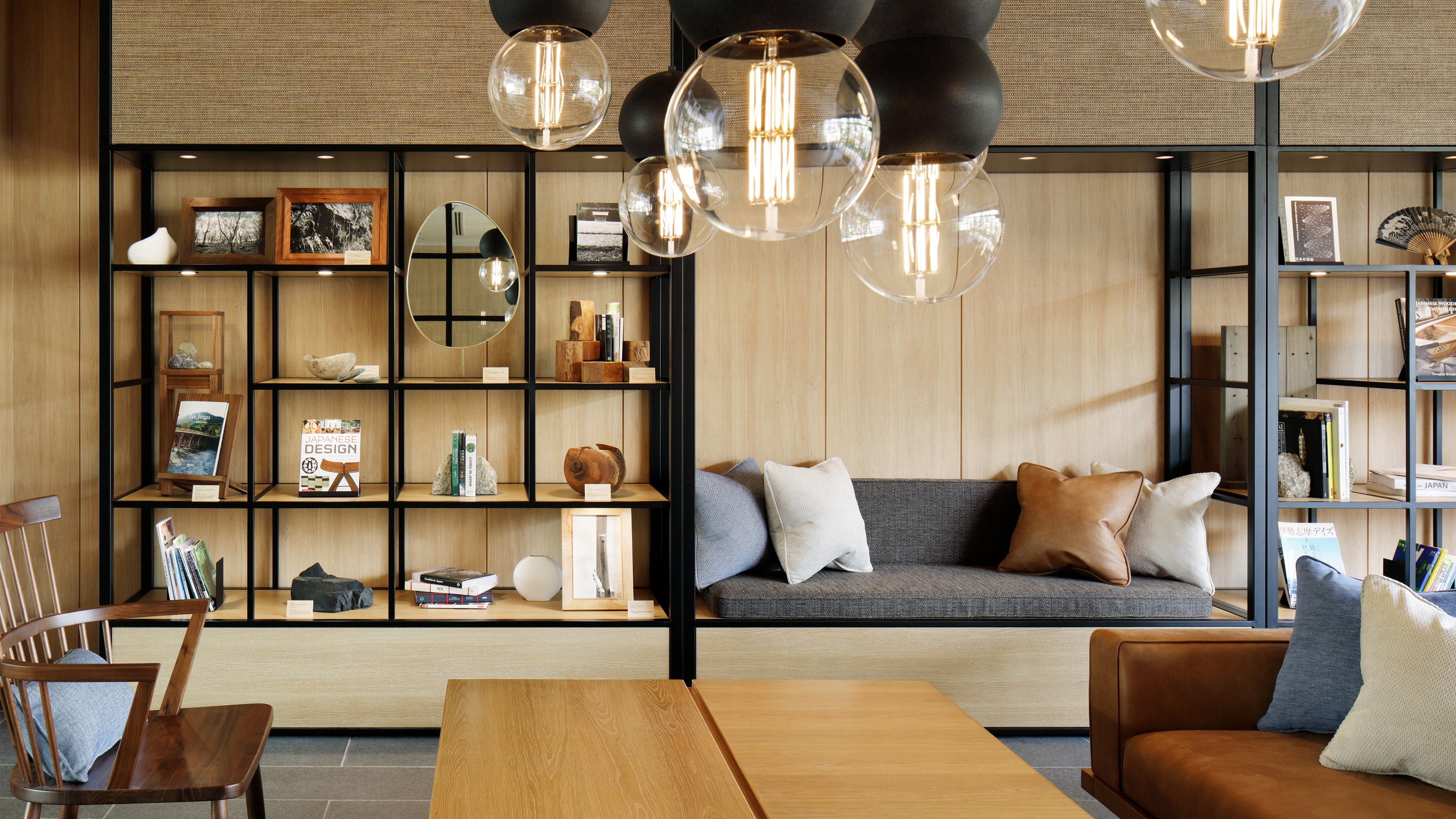 圖書館角：介紹地區傑作、當地藝術家和工匠的作品