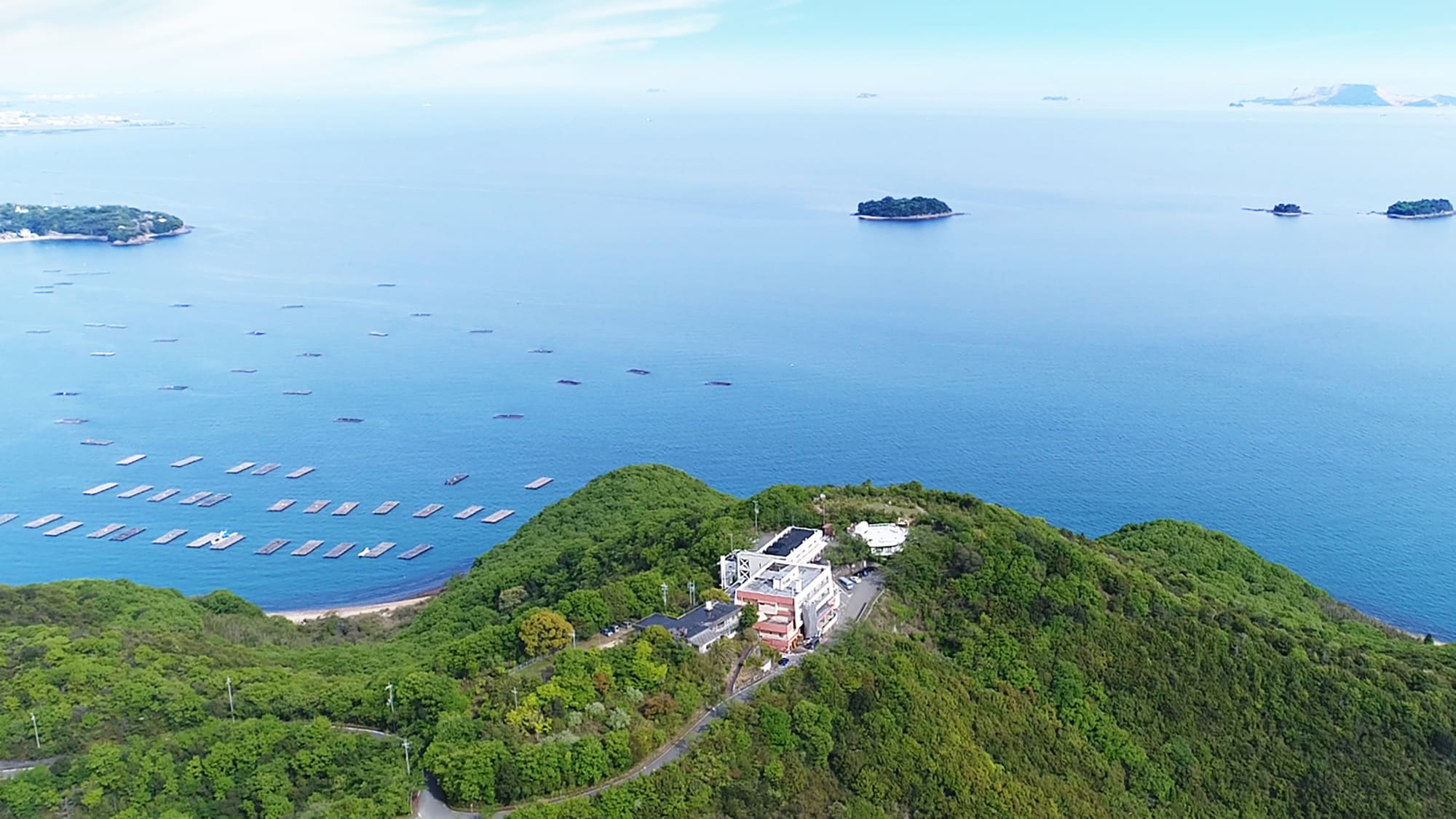 Hotel Manyo Misaki seen from above - a hotel quietly located in a tranquil location surrounded by nature.