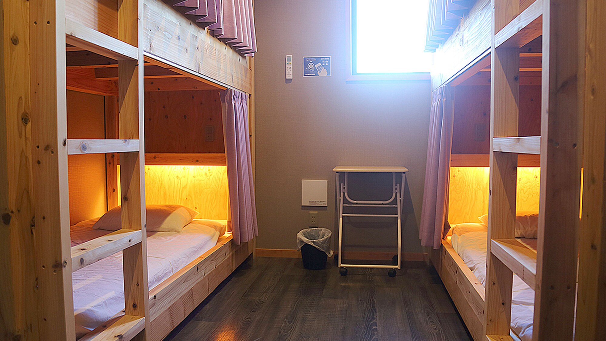 [Asrama] Dua tempat tidur susun dipasang di satu kamar