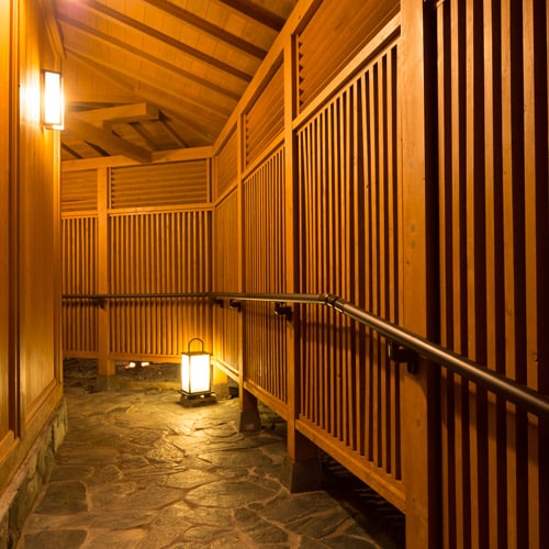 Jalan setapak yang terang menuju pemandian terbuka memiliki suasana yang indah.