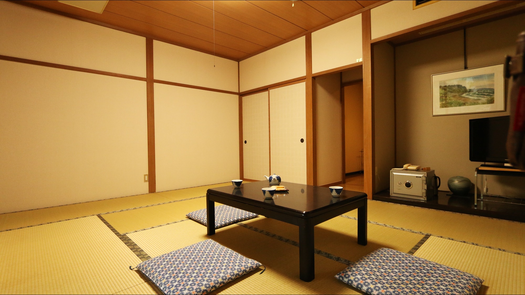 Guest room_Yukitsubaki (Japanese-style room with 10 tatami mats and bed linen)
